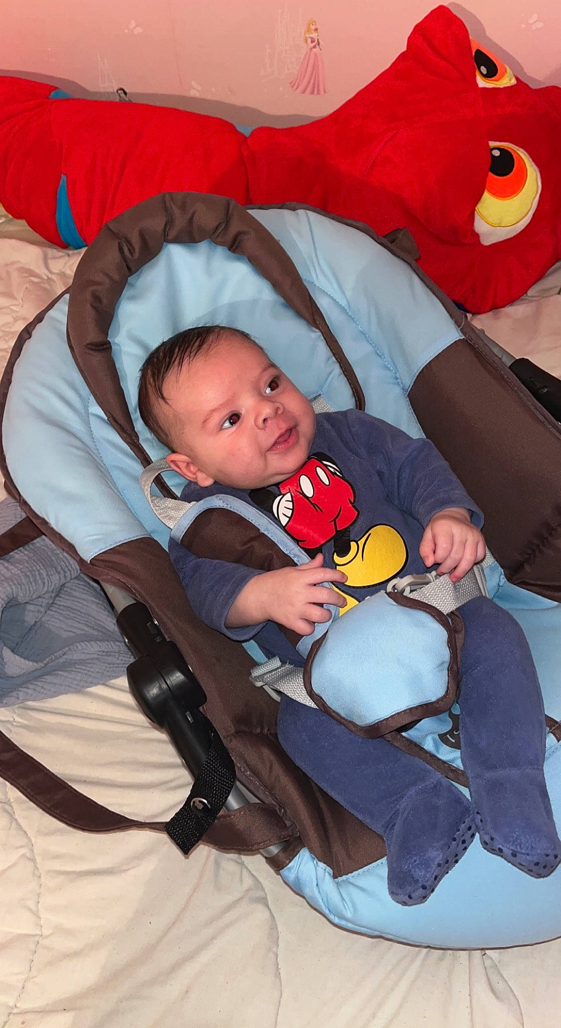 Sohan participe au concours pour gagner de l'argent avec cette photo : baby, baby_carriage, baby_toddler_clothing, cheek, child, comfort, eye, fun, head, human, human_body, lap, mammal, mouth, organ, person, product, red, toddler, toy