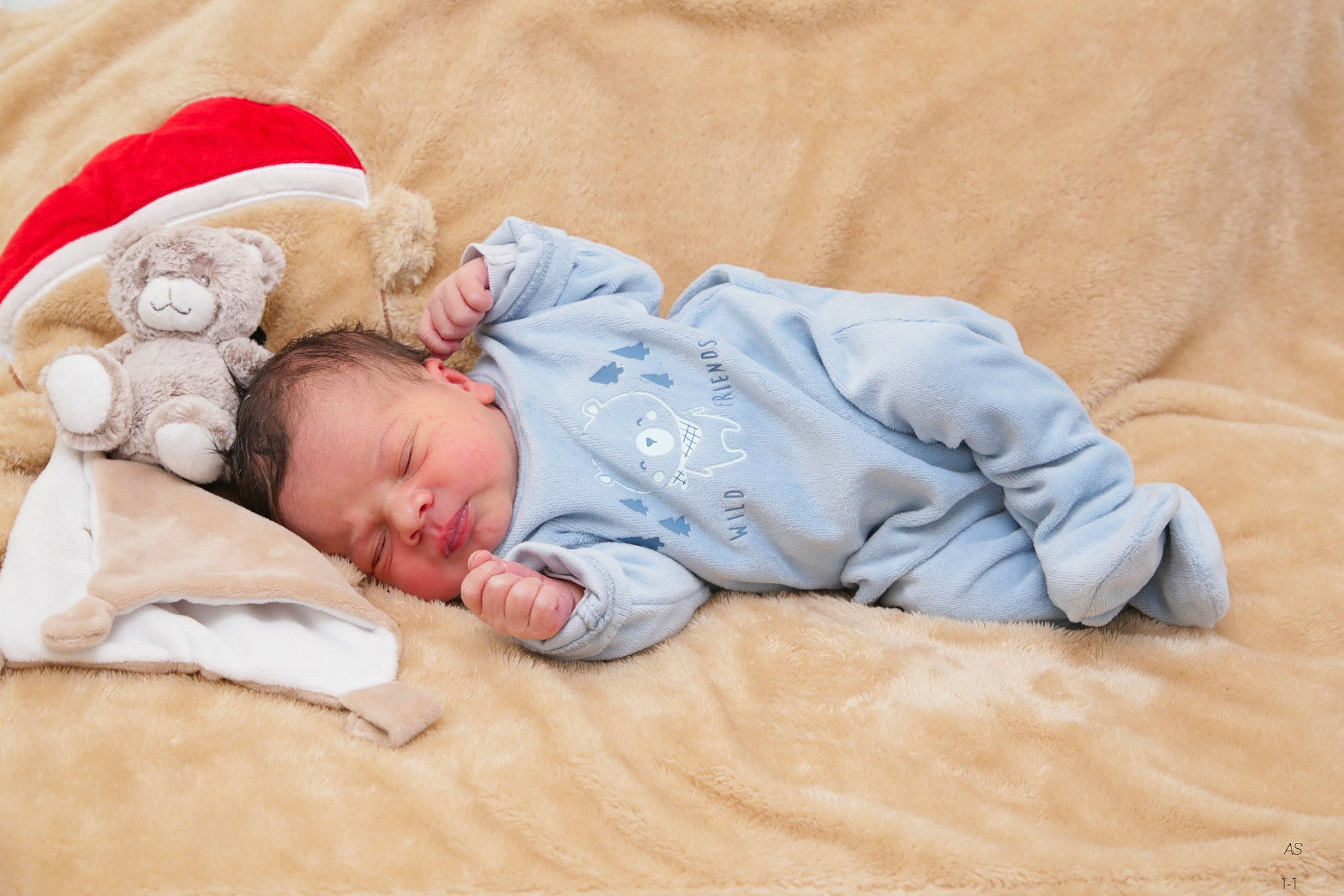 Sohan participe au concours pour gagner de l'argent avec cette photo : baby, baby_sleeping, baby_toddler_clothing, bedtime, child, comfort, eye, face, flooring, head, illustration, linens, nap, person, portrait_photography, room, sitting, sleep, textile, toddler