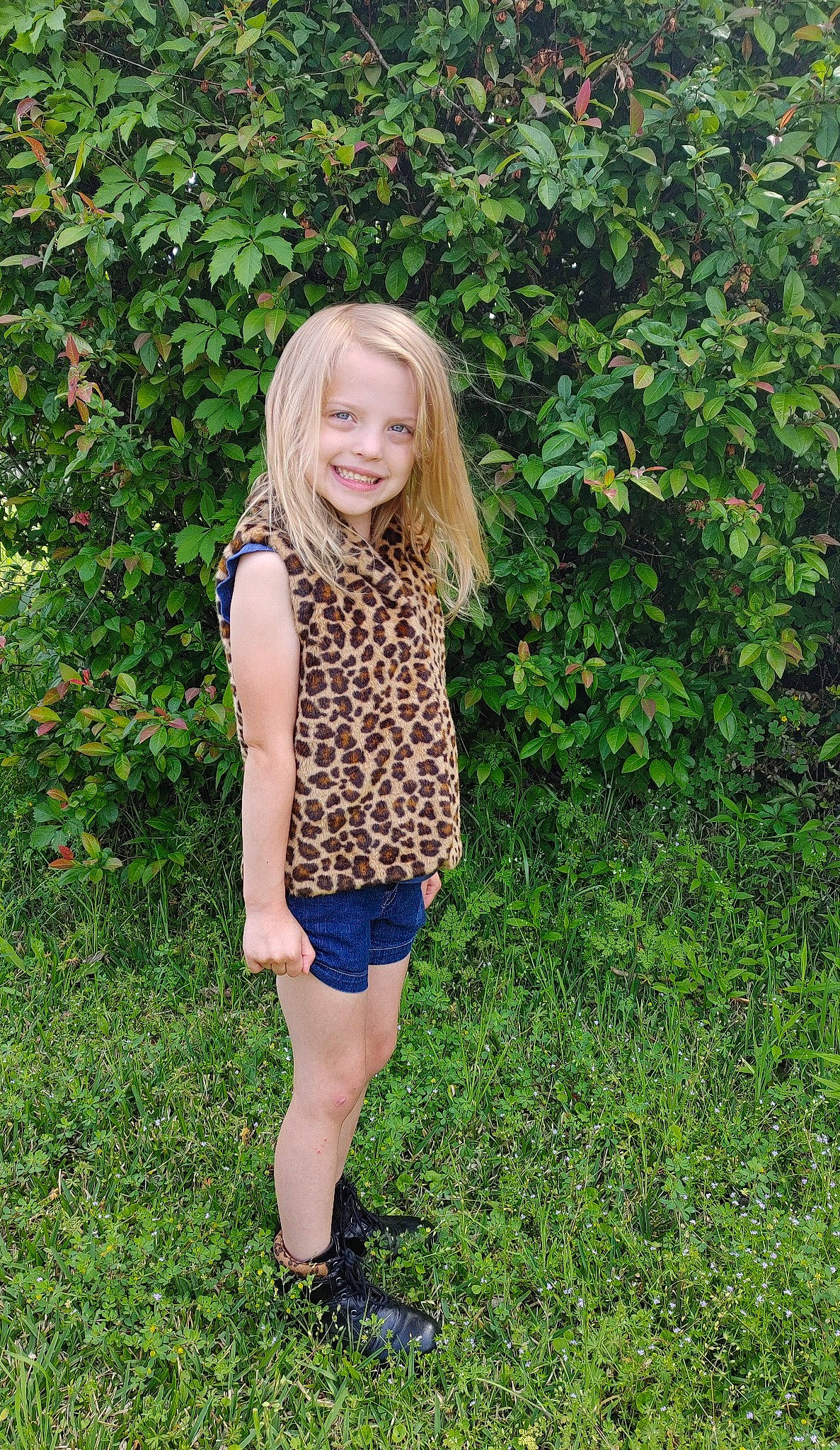 Elie is registered to the contest to win money with this photo: blond, clothing, electric_blue, grass, grass_family, grassland, groundcover, hair, happy, human_leg, joy, pattern, people_in_nature, person, plant, shorts, shrub, sleeve, smile, t_shirt