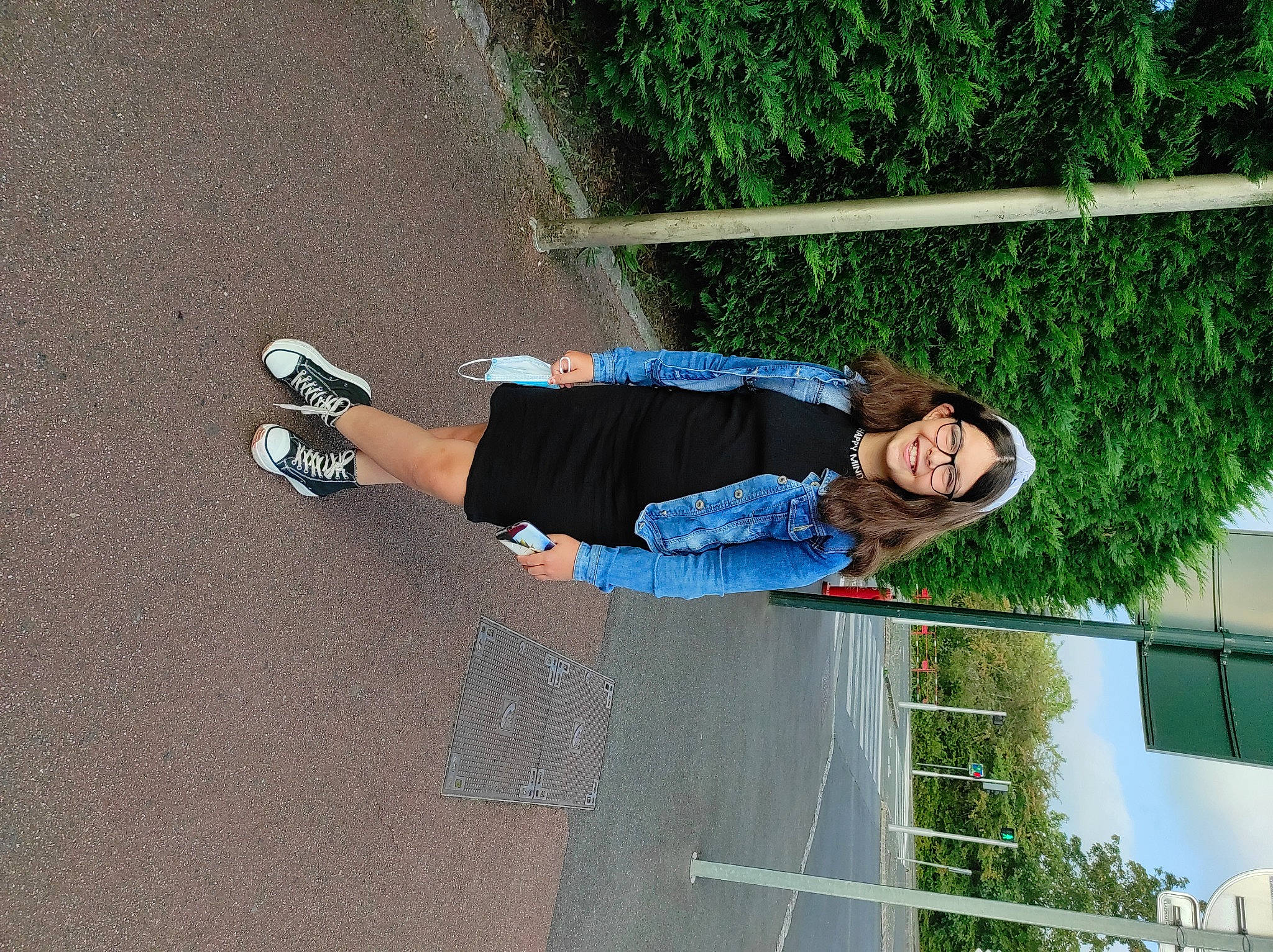 Mayssane participe au concours pour gagner de l'argent avec cette photo : asphalt, denim, electric_blue, fun, human_leg, joy, knee, leisure, line, outdoor_shoe, person, plant, recreation, road_surface, shadow, sidewalk, smile, street_fashion, tar, thigh