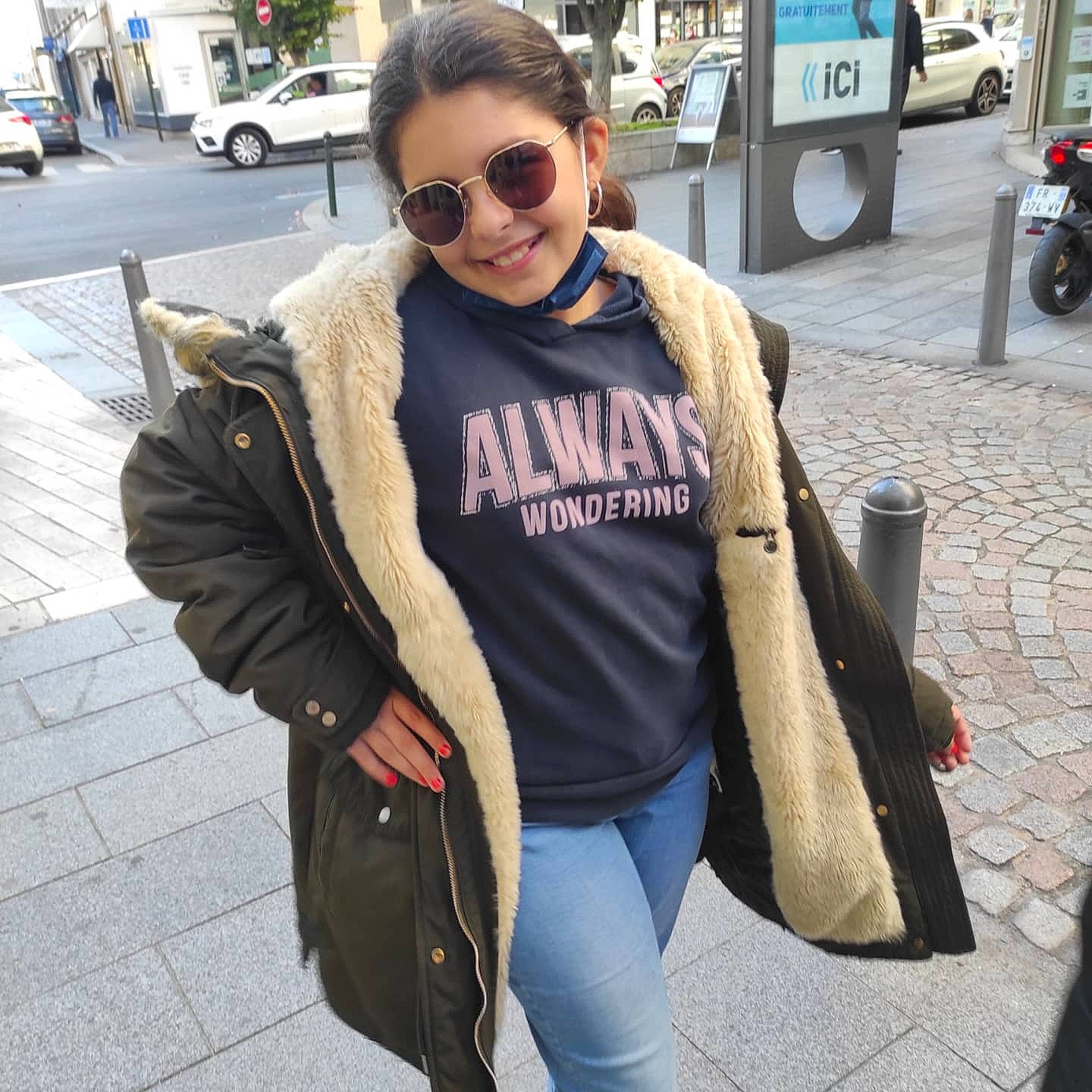 Mayssane a rejoint le concours — aidez-le/la à gagner de superbes lots ! asphalt, car, cool, eyewear, fashion, glasses, goggles, hairstyle, joy, leather_jacket, luggage_and_bags, person, road_surface, sleeve, street_fashion, sunglasses, tire, travel, vision_care, waist