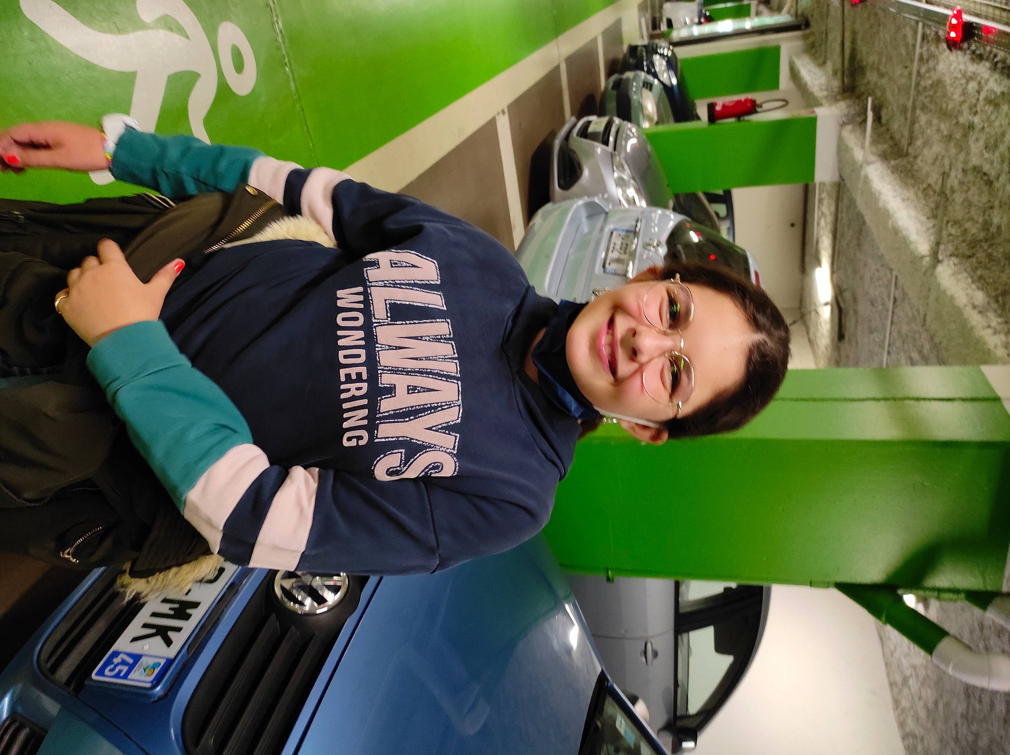 Mayssane a rejoint le concours — aidez-le/la à gagner de superbes lots ! automotive_design, automotive_exterior, automotive_tire, automotive_wheel_system, bumper, engineering, fun, green, hood, joy, leisure, machine, motor_vehicle, person, personal_luxury_car, personal_protective_equipment, product, smile, sportswear, t_shirt