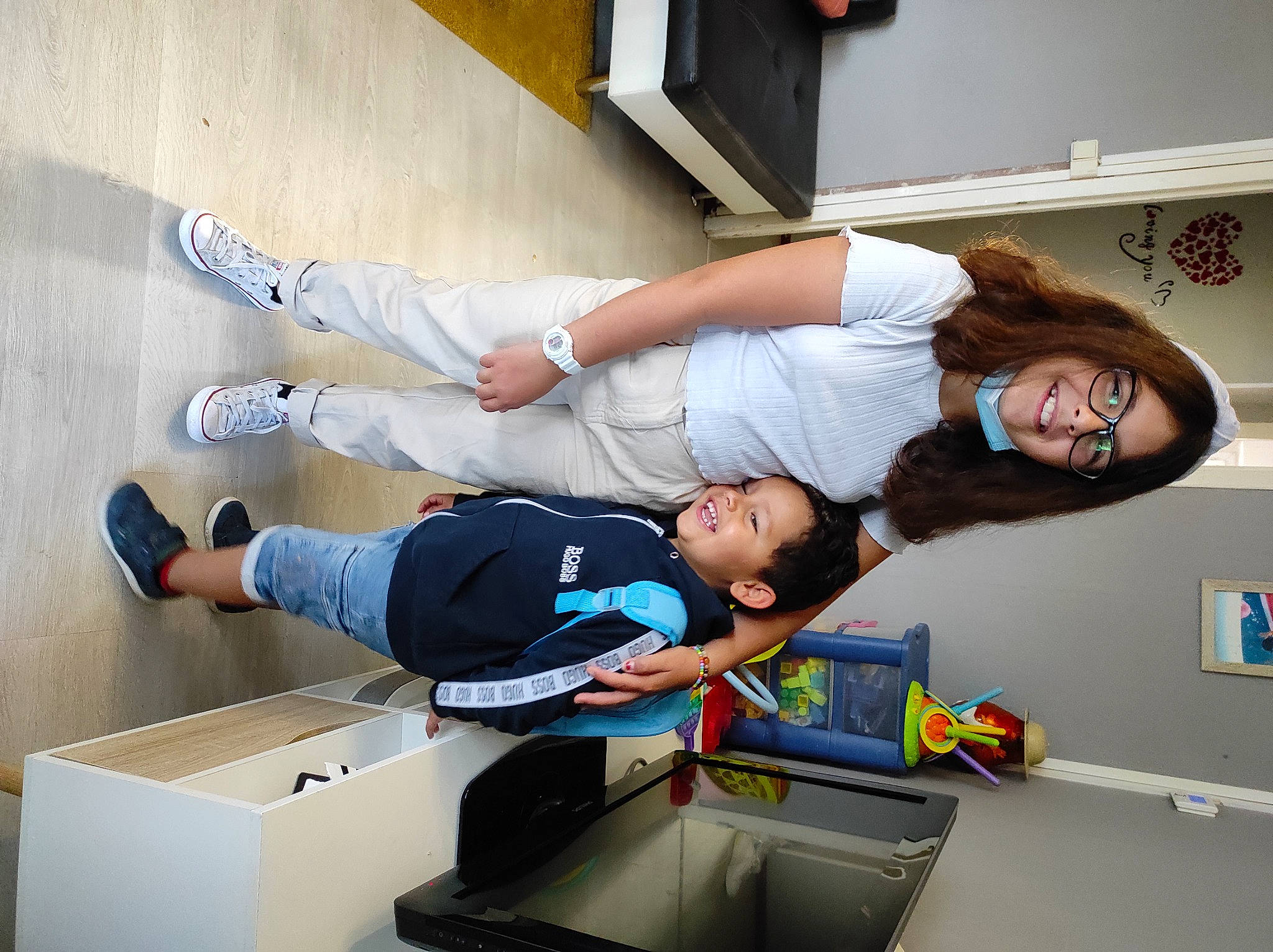 Mayssane a rejoint le concours — aidez-le/la à gagner de superbes lots ! child, comfort, elbow, electric_blue, fun, human_leg, joy, knee, machine, person, room, shorts, smile, sportswear, t_shirt, thigh, toddler, wrist