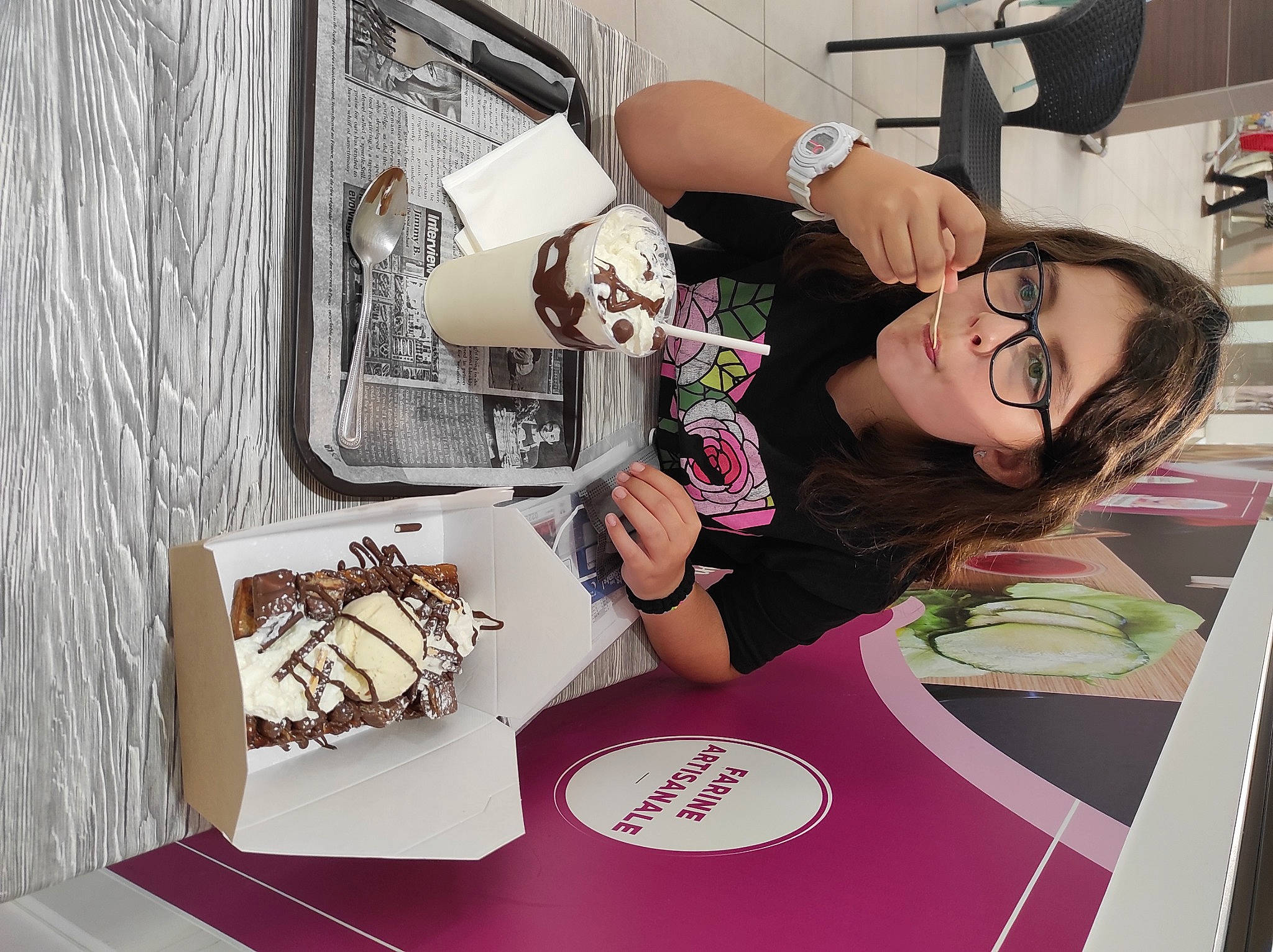 Mayssane a rejoint le concours — aidez-le/la à gagner de superbes lots ! art, artist, automotive_design, chair, eyewear, fashion_accessory, fashion_design, font, graphic_design, illustration, necklace, pattern, person, plate, purple, room, t_shirt, table, thigh, visual_arts