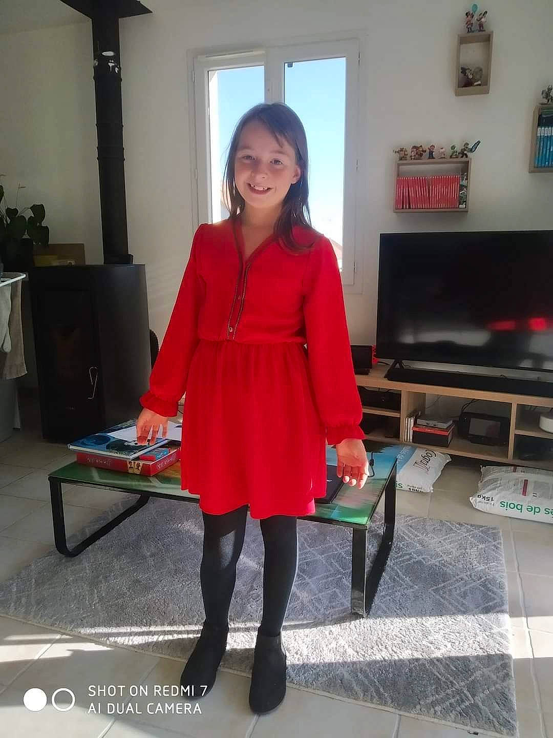 Alwena participe au concours pour gagner de l'argent avec cette photo : electric_blue, event, fashion_accessory, fashion_design, flooring, fur, human_leg, joint, joy, knee, leggings, long_hair, magenta, pattern, person, shoulder, sitting, sleeve, standing, stocking