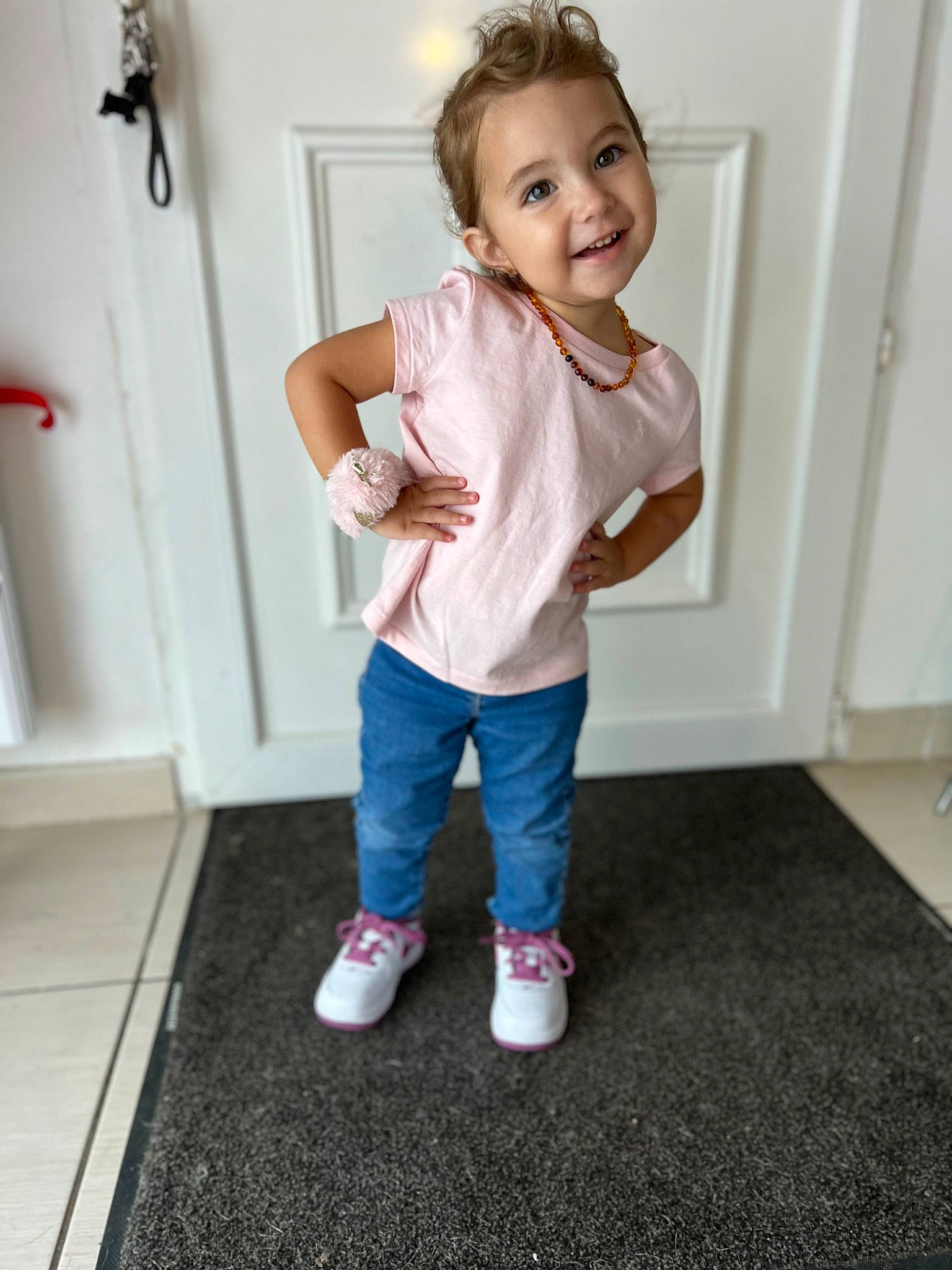 Miliana a rejoint le concours — aidez-le/la à gagner de superbes lots ! baby_toddler_clothing, child, door, floor, flooring, fun, gesture, happy, hardwood, human_leg, joint, joy, knee, leg, nose, person, sleeve, smile, t_shirt, toddler