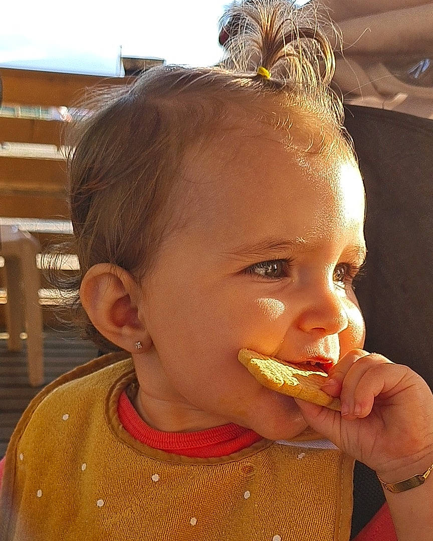 Miliana a rejoint le concours — aidez-le/la à gagner de superbes lots ! baby, biting, cheek, child, chin, clothing, ear, eyelash, food, food_craving, fruit, hairstyle, hand, jaw, lip, mouth, natural_foods, nose, orange, person