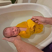 Armand participe au concours pour gagner de l'argent avec cette photo : adult_hands, baby, bath, bathtub, care, gentle, hands, indoor, infant, newborn, parent, peaceful, rest, skin, sleeping, tender, water, white, wrapped, yellow_cloth
