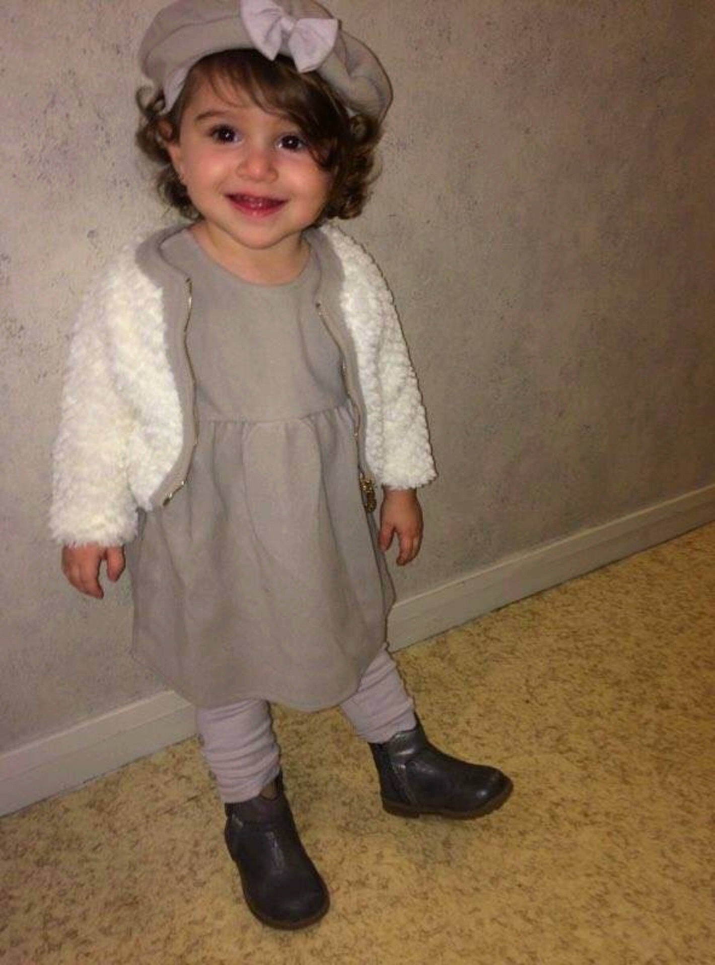 Shana a rejoint le concours — aidez-le/la à gagner de superbes lots ! child, clothing, costume, fur, girl, hat, headgear, joy, outerwear, person, skin, standing, textile, tights, toddler, white