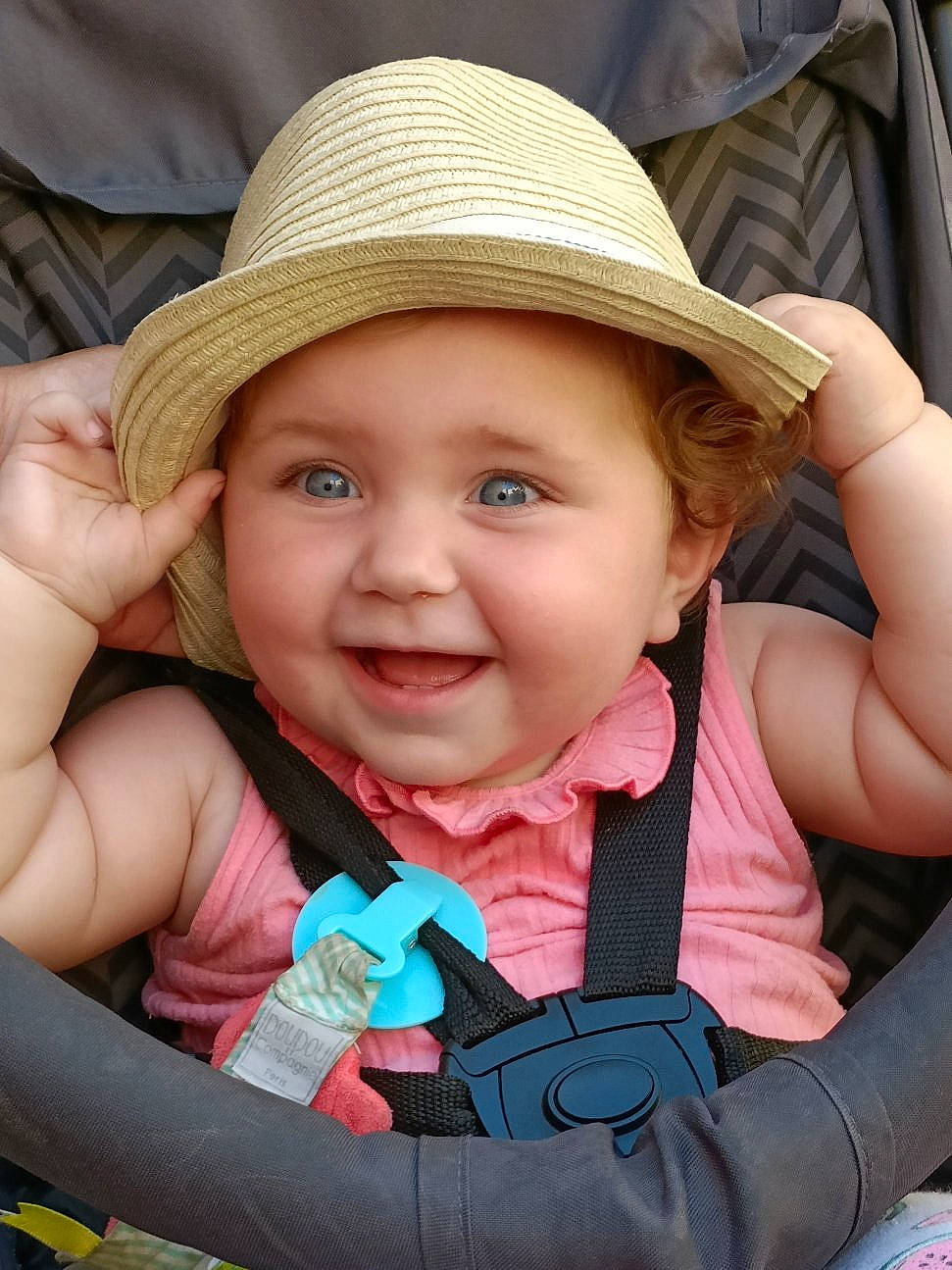 Coraline a rejoint le concours — aidez-le/la à gagner de superbes lots ! cheek, chin, eye, eyebrow, face, facial_expression, finger, gesture, hand, happy, hat, head, headwear, human, iris, joy, lip, nose, person, product