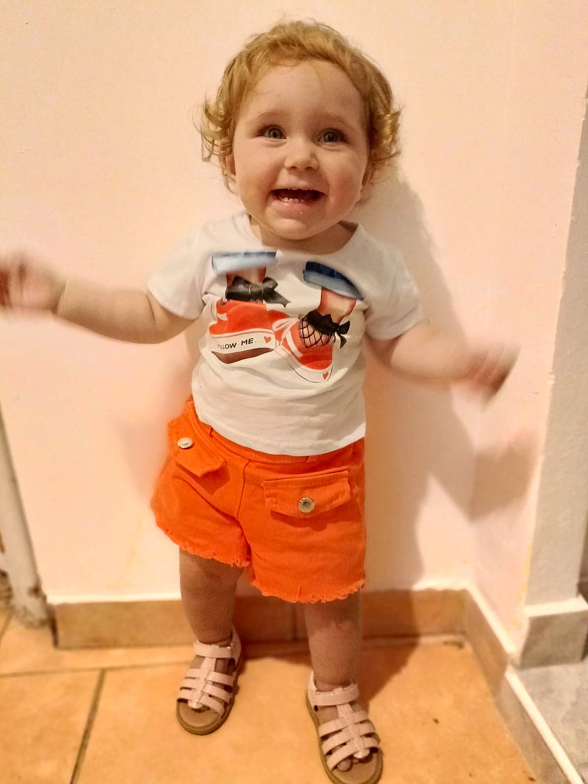 Coraline participe au concours pour gagner de l'argent avec cette photo : baby, baby_toddler_clothing, cheek, child, flooring, fun, happy, human_leg, joint, joy, knee, pattern, peach, person, shorts, sleeve, smile, sportswear, t_shirt, thumb