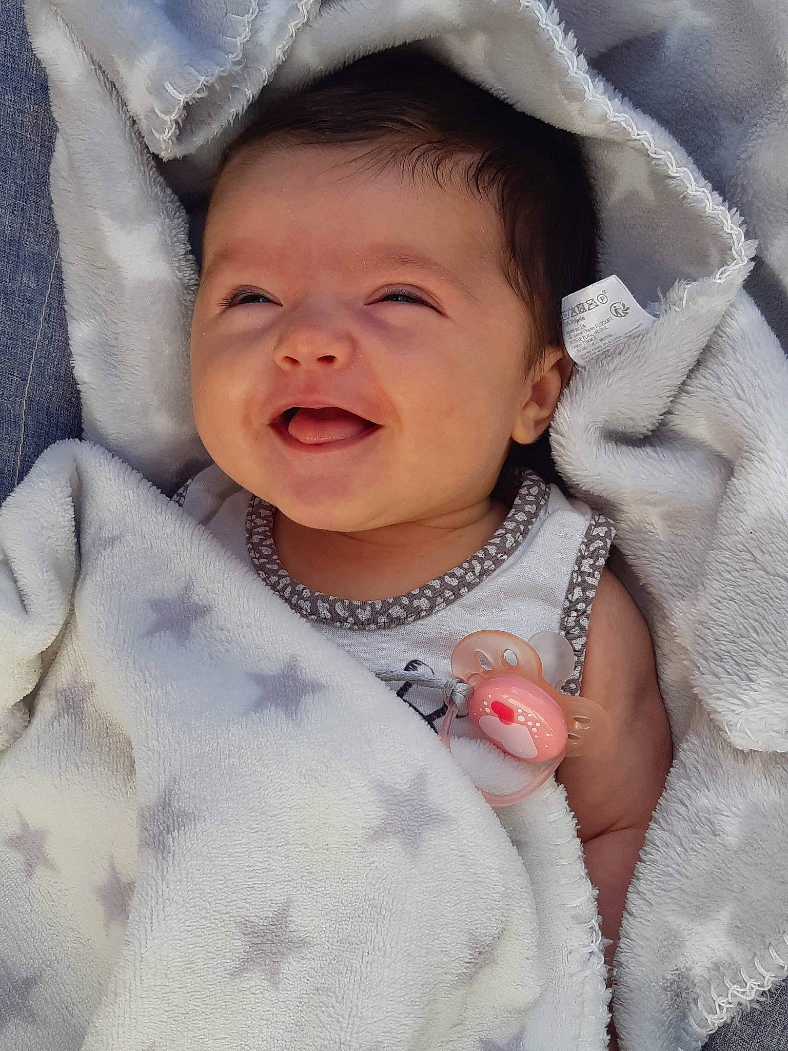 Maïly a rejoint le concours — aidez-le/la à gagner de superbes lots ! baby, baby_products, baby_toddler_clothing, cheek, child, eyebrow, facial_expression, linens, lip, mouth, nose, organ, person, portrait_photography, skin, toddler