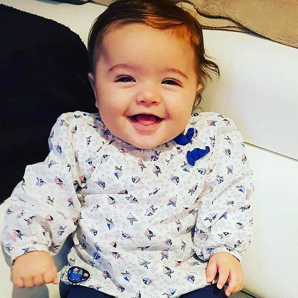 Maïly a rejoint le concours — aidez-le/la à gagner de superbes lots ! baby, baby_toddler_clothing, cheek, child, ear, eye, eyebrow, eyelash, face, facial_expression, happy, head, iris, joy, laugh, mouth, nose, person, sleeve, smile