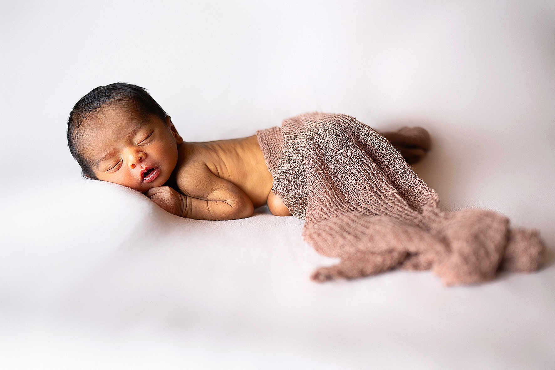 Ethan a rejoint le concours — aidez-le/la à gagner de superbes lots ! newborn, baby, sleeping, blanket, knitted, soft, white_background, peaceful, infant, skin, face, portrait, resting, cute, young, child, lying_down, cozy, warm, serene