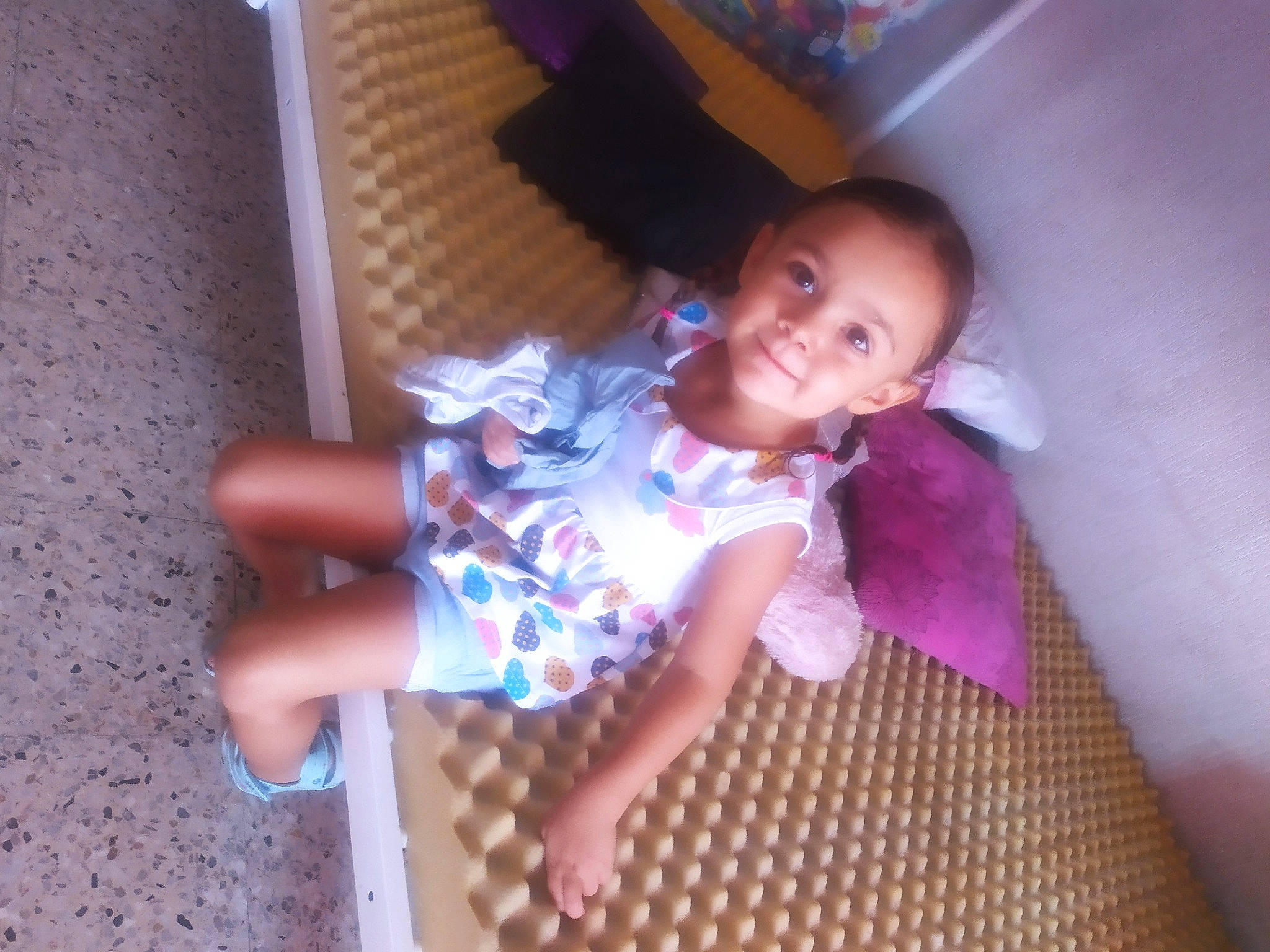 Mylana a rejoint le concours — aidez-le/la à gagner de superbes lots ! baby, baby_products, baby_toddler_clothing, cheek, child, flooring, fun, human_leg, iris, magenta, pattern, person, pink, purple, room, sitting, skin, sock, thigh, toddler