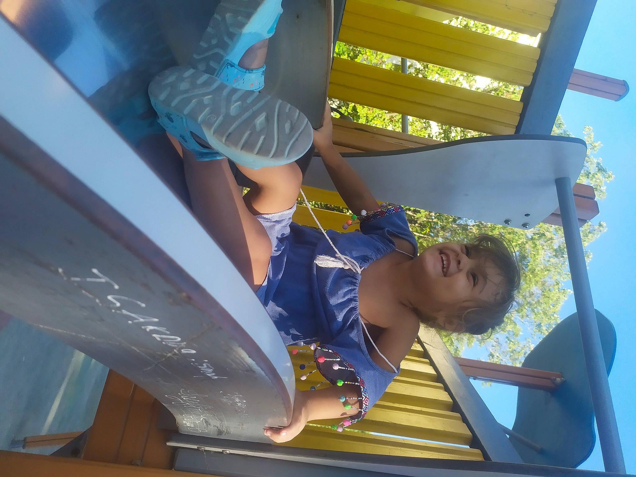 Mylana participe au concours pour gagner de l'argent avec cette photo : automotive_exterior, child, comfort, elbow, electric_blue, fun, human_leg, joy, leisure, line, person, recreation, shade, sky, thigh, tints_and_shades, toddler, vehicle_door