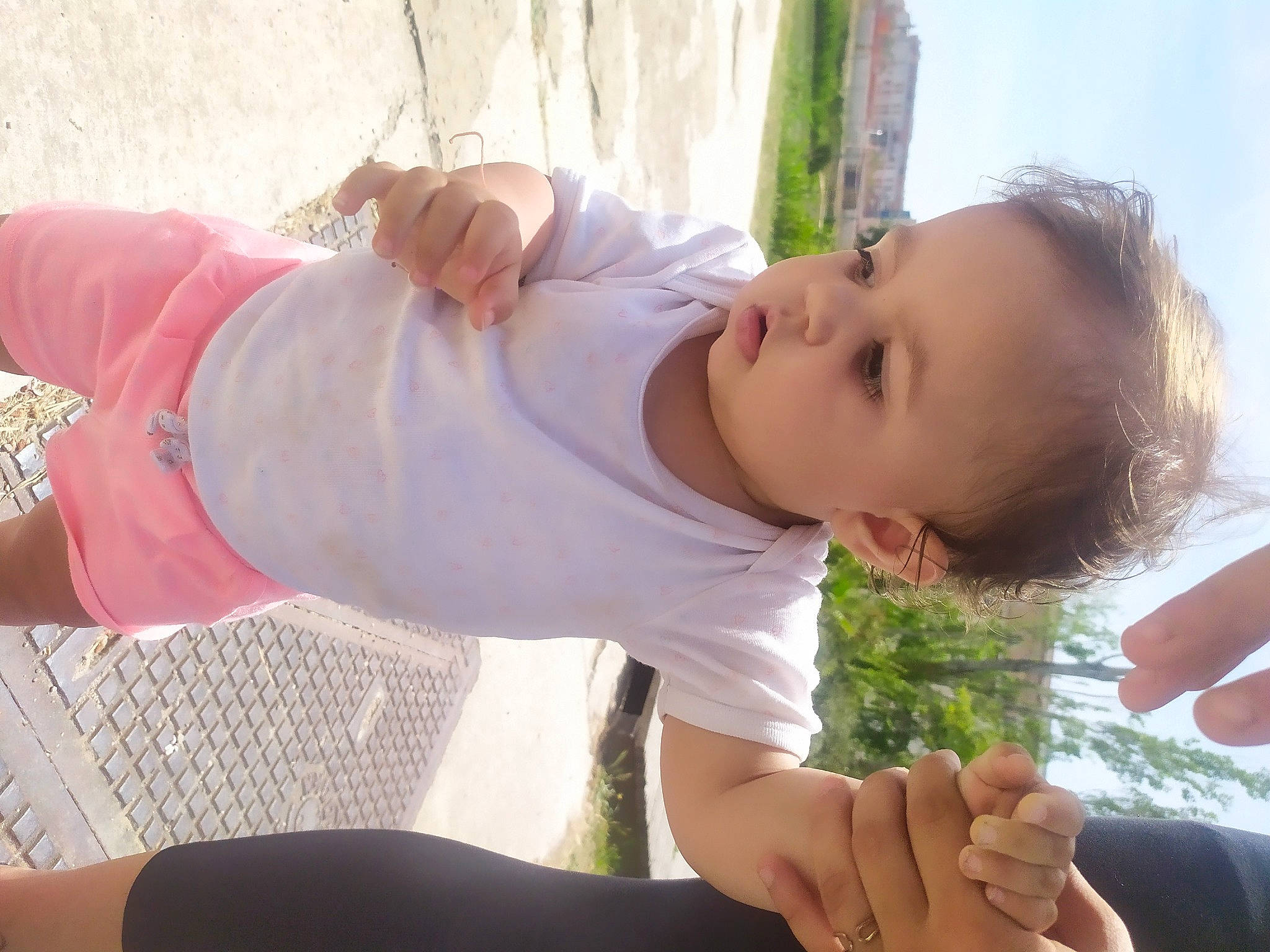 Lexia a rejoint le concours — aidez-le/la à gagner de superbes lots ! adaptation, beauty, child, elbow, facial_expression, finger, fun, gesture, grass, hand, happy, joint, leisure, mammal, mouth, nose, organ, person, plant, skin