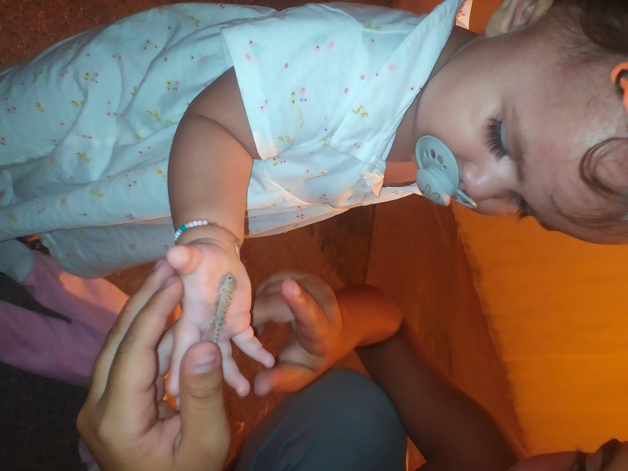 Lexia participe au concours pour gagner de l'argent avec cette photo : arm, baby, comfort, dress, elbow, eye, finger, gesture, glasses, hand, happy, human_body, iris, joint, leg, mouth, muscle, nail, neck, person