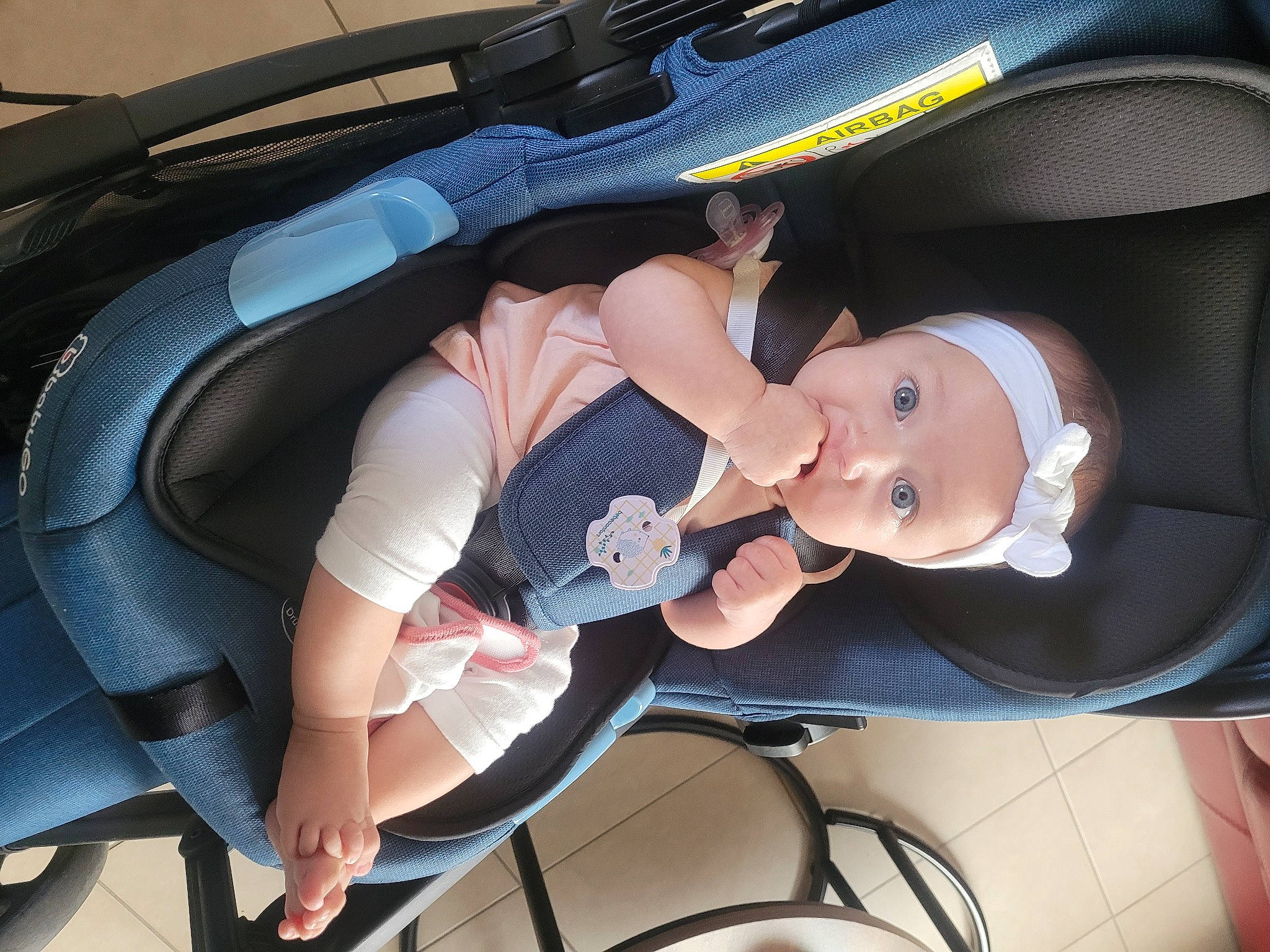 Nina a rejoint le concours — aidez-le/la à gagner de superbes lots ! auto_part, automotive_design, automotive_exterior, automotive_lighting, baby, baby_carriage, baby_in_car_seat, baby_products, bag, car_seat, comfort, family_car, hat, headwear, luggage_and_bags, motor_vehicle, person, personal_luxury_car, smile, toddler