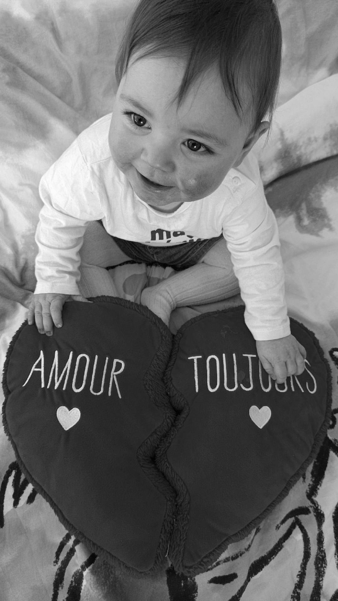 Nelya a rejoint le concours — aidez-le/la à gagner de superbes lots ! baby, birthdaycake, bodypart, cake, clothing, cushion, face, finger, hand, happy, head, heart, homedecor, person, photography, pillow, portrait, smile, symbol, t_shirt