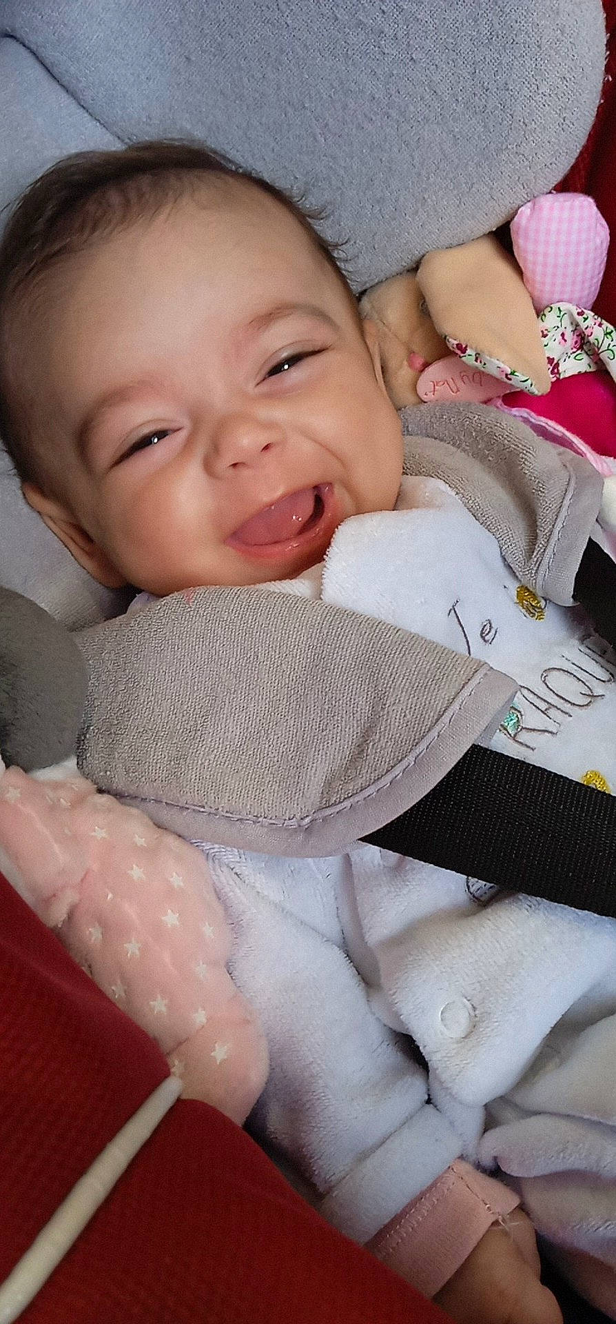 Arya participe au concours pour gagner de l'argent avec cette photo : baby_toddler_clothing, cheek, comfort, eye, face, facial_expression, finger, gesture, hand, happy, headgear, human_body, lip, nose, person, skin, sleeve, smile, textile, toddler