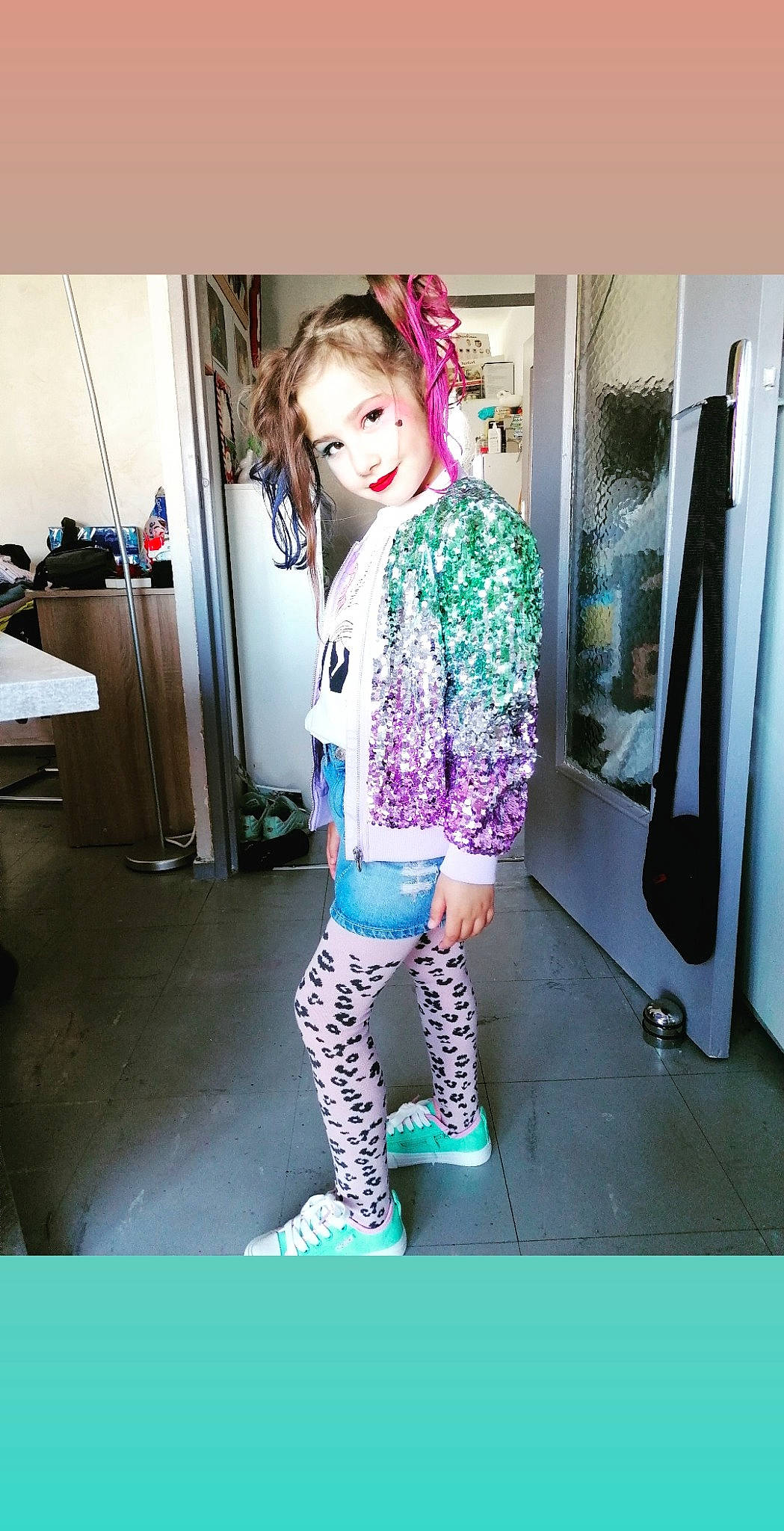 Luna participe au concours pour gagner de l'argent avec cette photo : black_hair, clothing, fashion, fashion_accessory, hair_coloring, leg, leggings, person, pink, sleeve, sportswear, t_shirt, tights, trousers, turquoise, waist