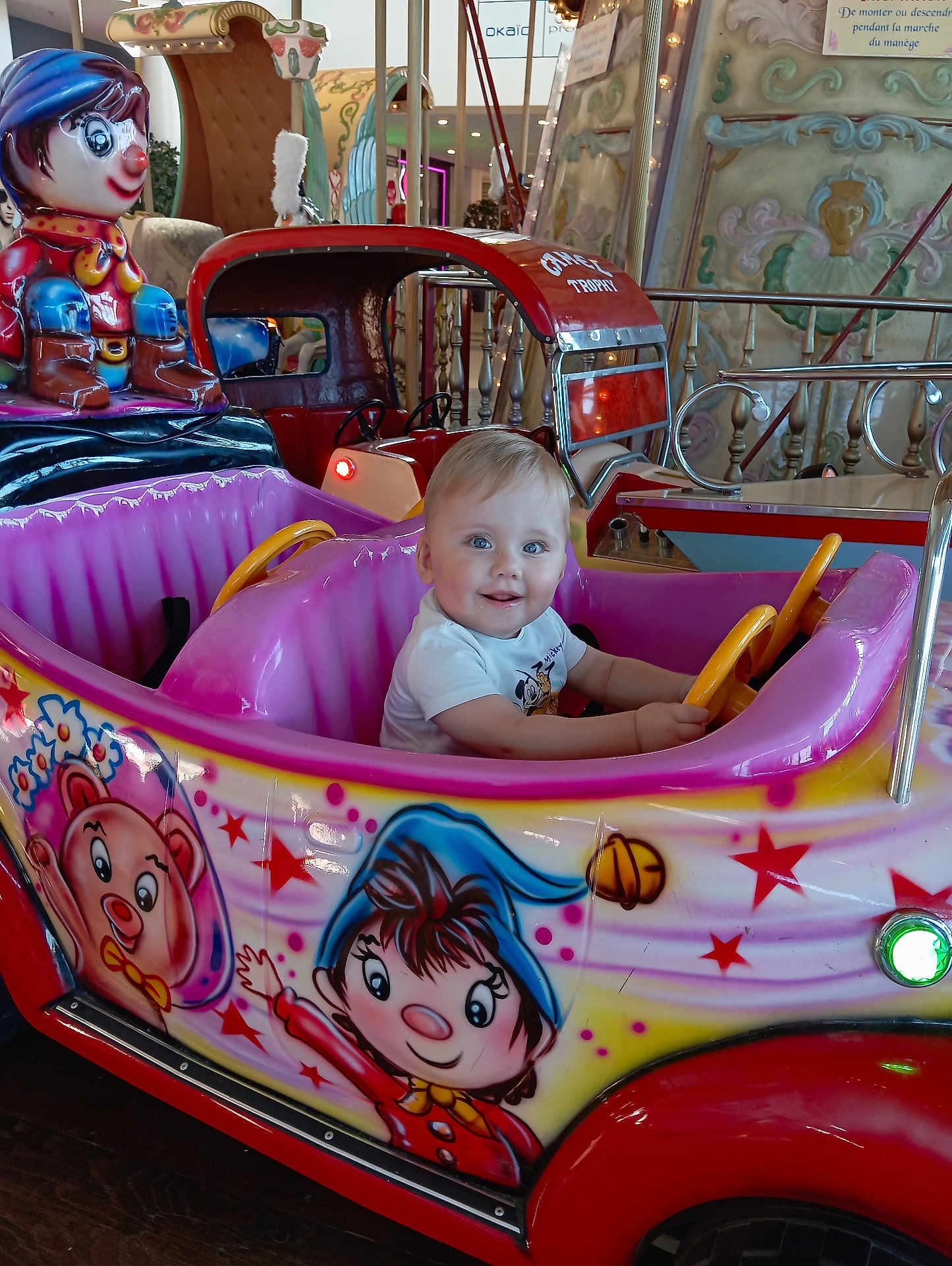 Darius-Daniel participe au concours pour gagner de l'argent avec cette photo : child, toddler, amusement_ride, kiddie_car, smiling, indoor, colorful, cartoon_art, toy_car, playful, blue_eyes, short_hair, entertainment, fun, amusement_park, seat, hand_on_wheel, face, happy, clothing