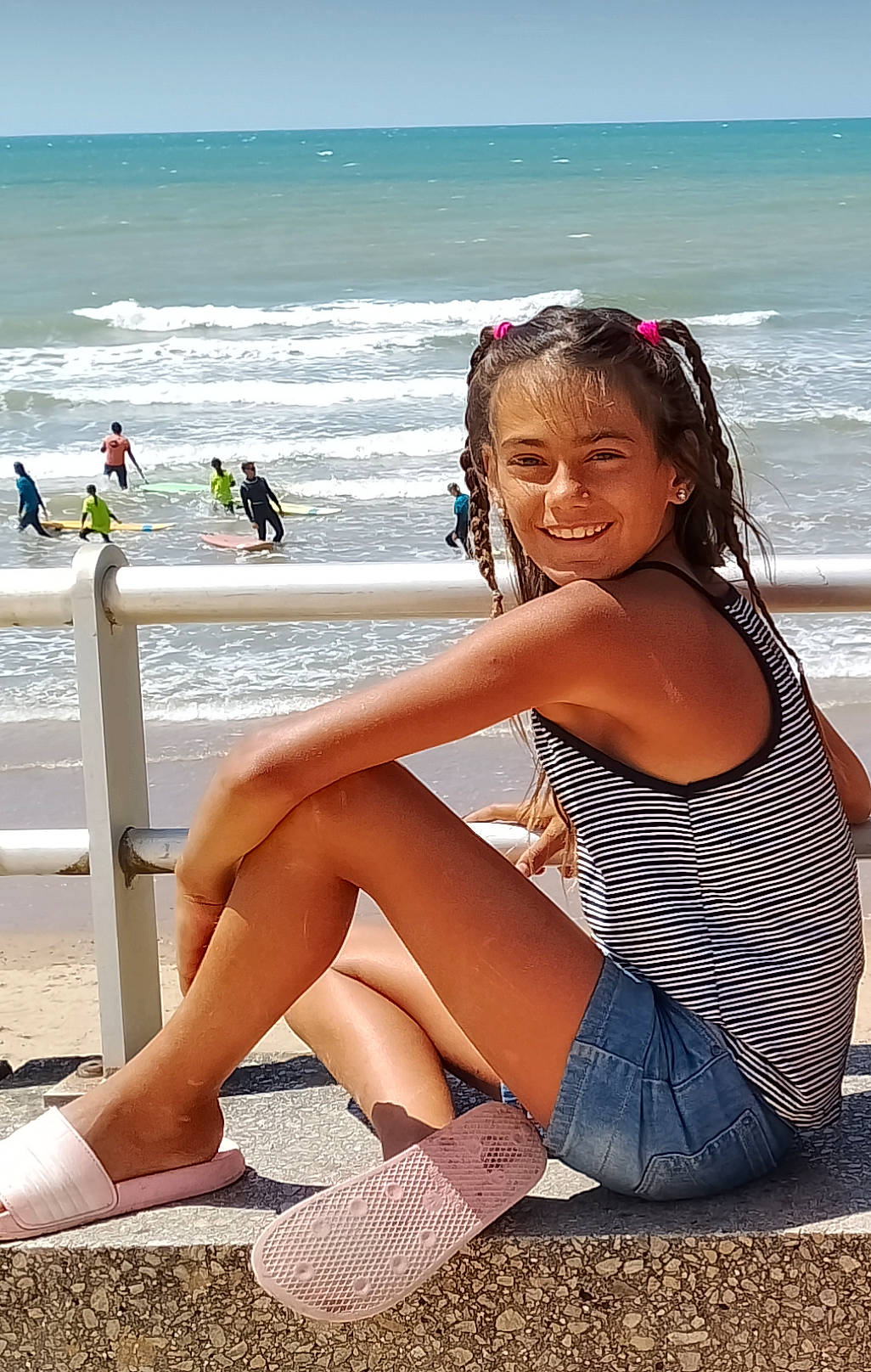 Rachel participe au concours pour gagner de l'argent avec cette photo : beach, black_hair, flash_photography, fun, happy, joy, knee, leg, leisure, people_in_nature, people_on_beach, person, sandal, shorts, sky, smile, summer, sunlight, thigh, travel