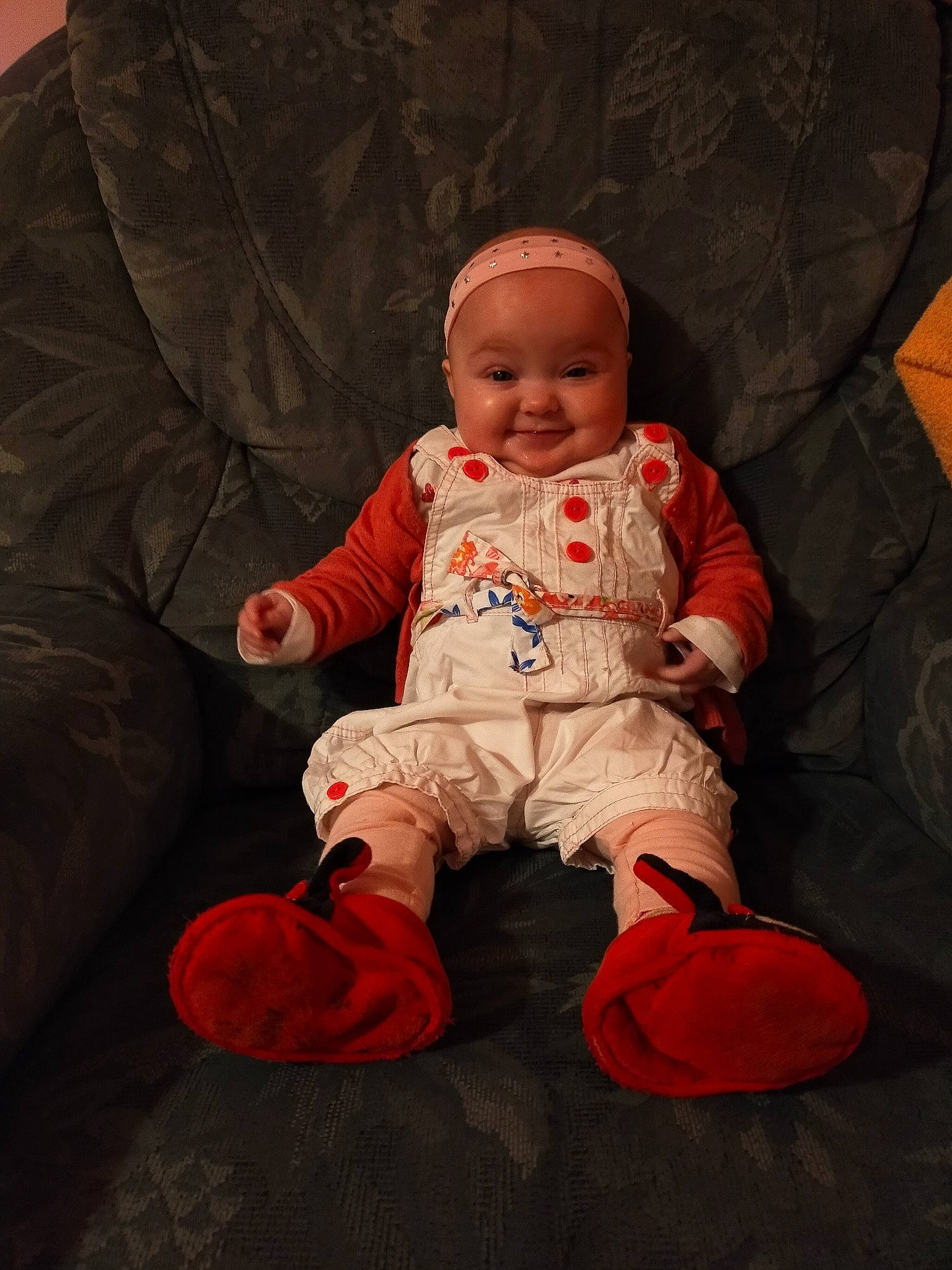 Lyana participe au concours pour gagner de l'argent avec cette photo : baby, baby_toddler_clothing, cheek, child, comfort, couch, eye, finger, flash_photography, foot, fun, happy, joy, lap, mouth, nose, person, sitting, skin, sleeve