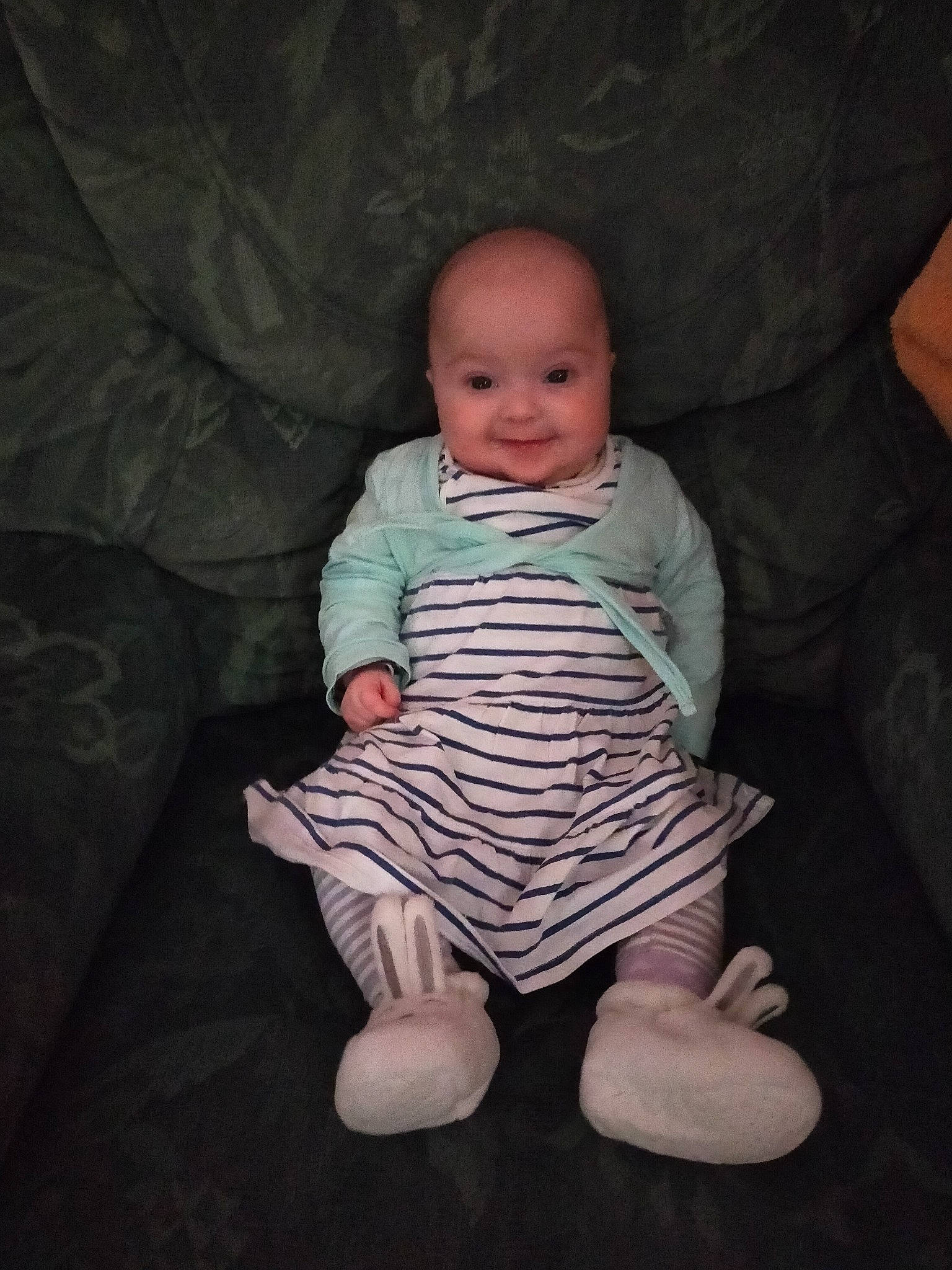 Lyana participe au concours pour gagner de l'argent avec cette photo : abdomen, baby, baby_toddler_clothing, barefoot, cheek, comfort, elbow, finger, foot, hand, human_body, joy, lap, lip, person, sitting, skin, sock, stomach, thumb