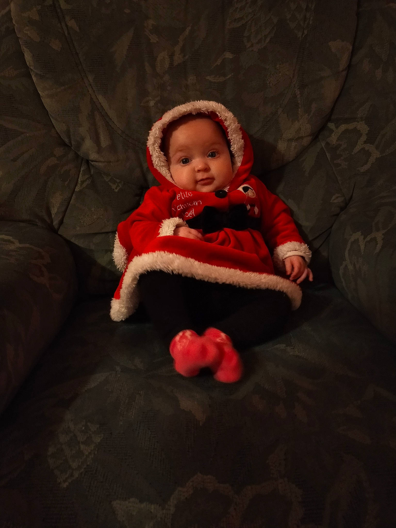 Lyana participe au concours pour gagner de l'argent avec cette photo : baby, baby_toddler_clothing, carmine, cheek, child, comfort, couch, darkness, flash_photography, flooring, fun, fur, iris, lip, nose, person, room, sitting, skin, toddler