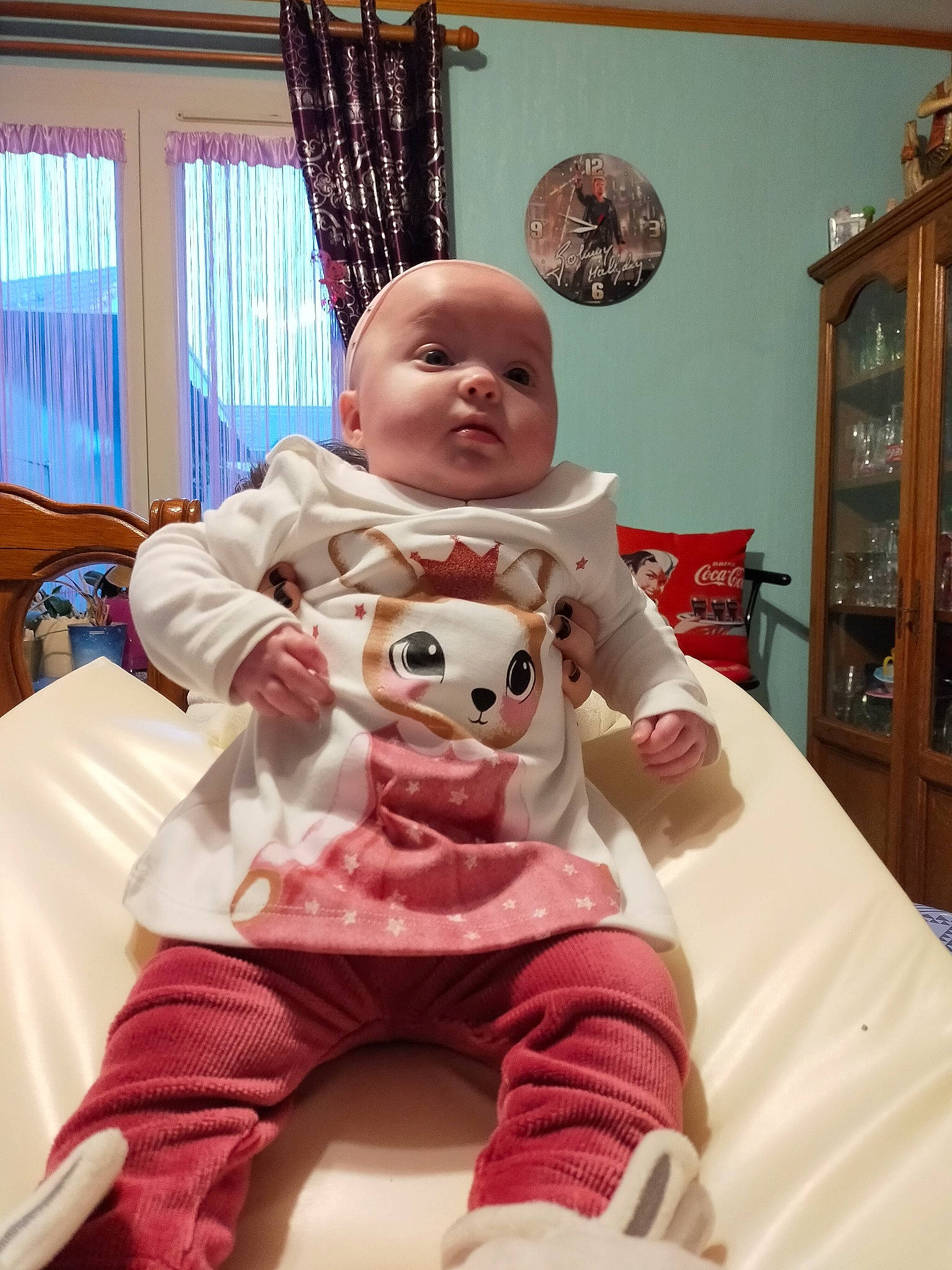 Lyana a rejoint le concours — aidez-le/la à gagner de superbes lots ! baby, baby_products, baby_toddler_clothing, carmine, cheek, child, comfort, curtain, flooring, fun, linens, person, pink, room, sitting, stuffed_toy, teddy_bear, toddler, toy, window