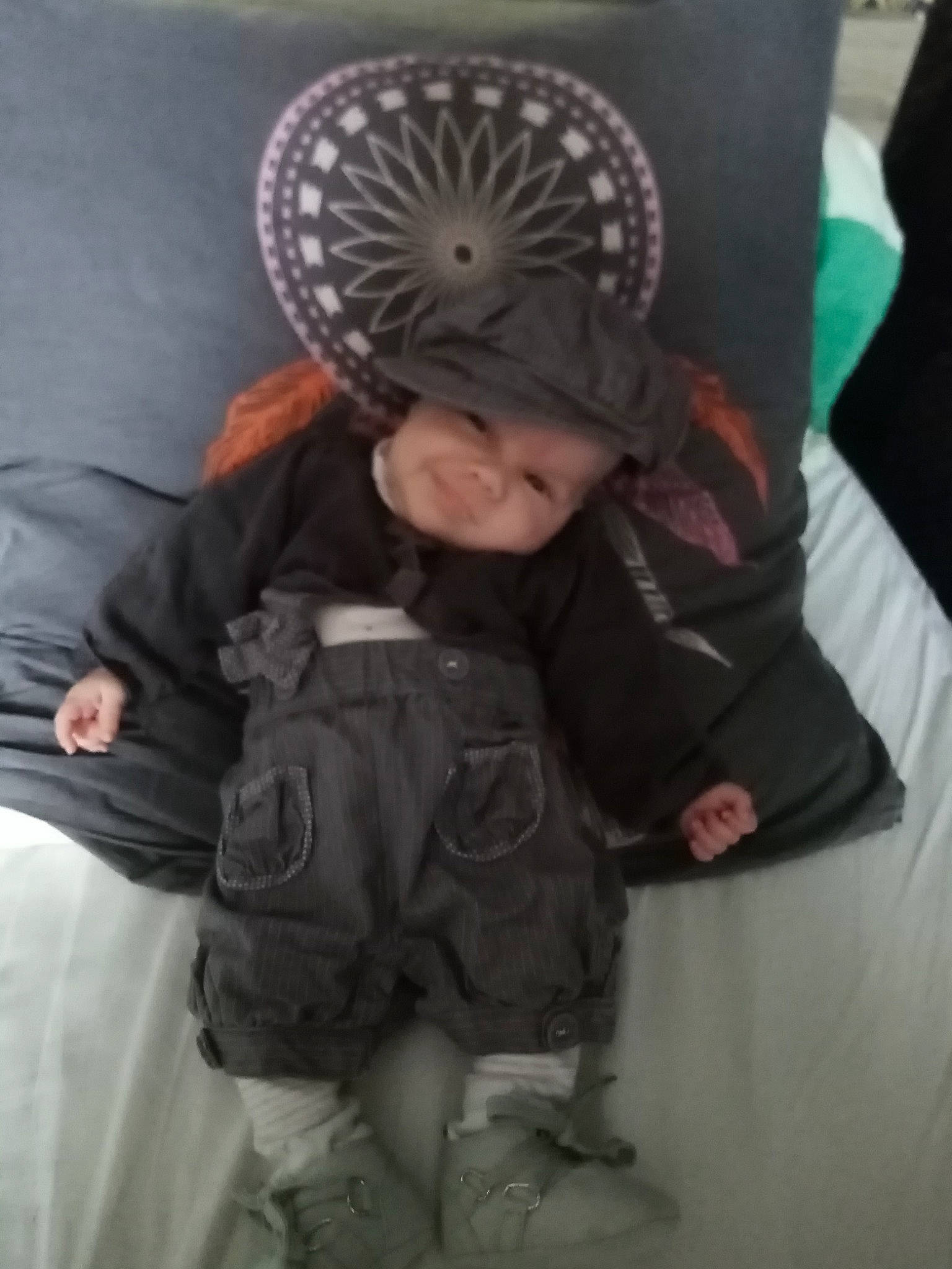 Luna a rejoint le concours — aidez-le/la à gagner de superbes lots ! child, headgear, headwear, person, sitting, toddler