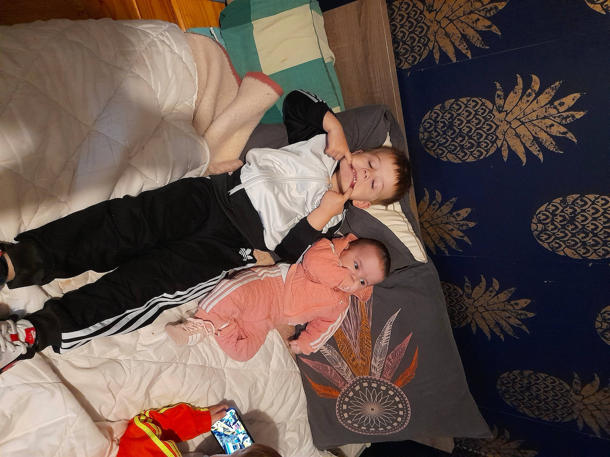 Karim a rejoint le concours — aidez-le/la à gagner de superbes lots ! baby, comfort, lap, living_room, love, person, sock, wallpaper