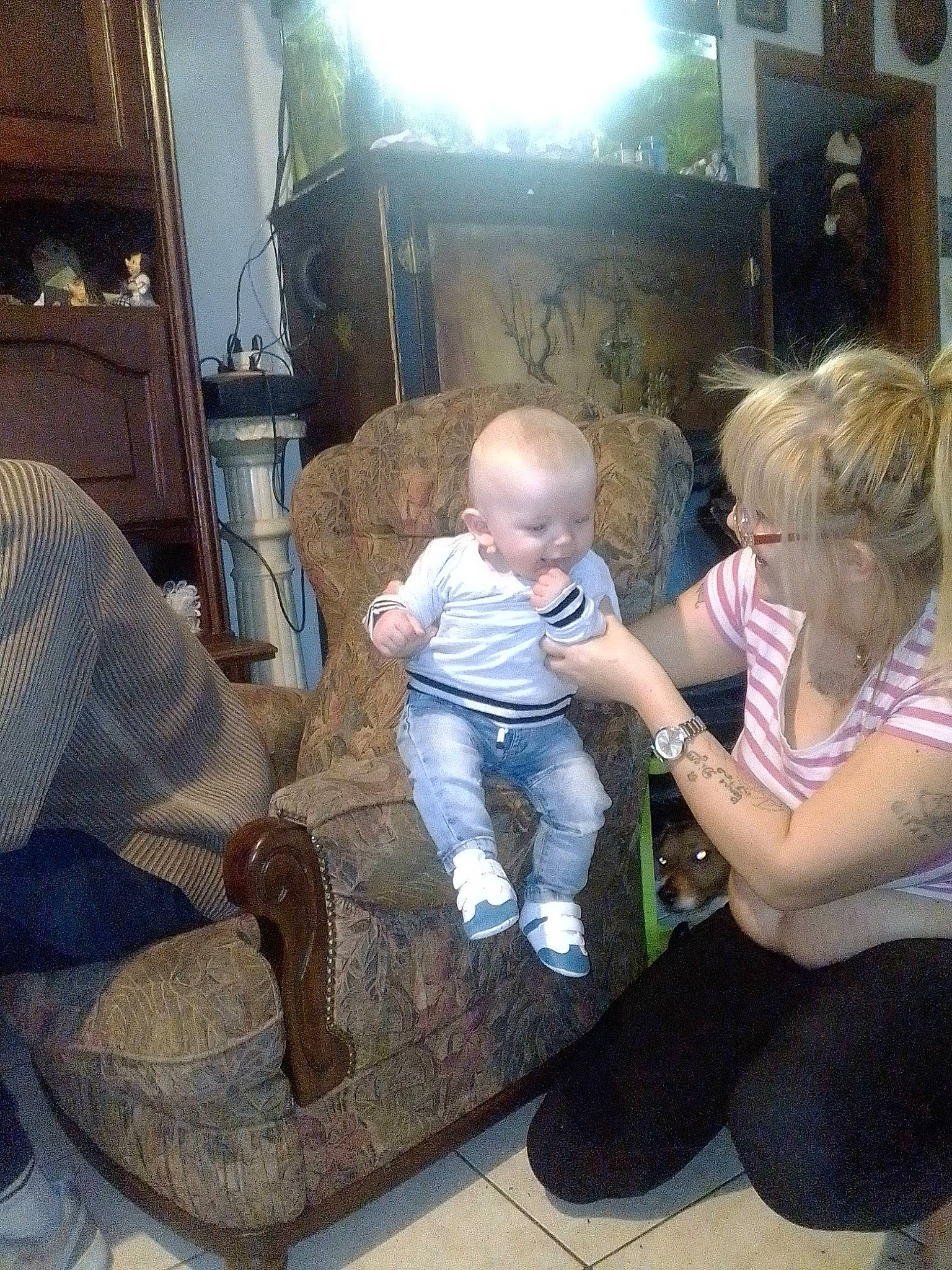 Jaymison participe au concours pour gagner de l'argent avec cette photo : chair, child, couch, furniture, person, sitting, toddler