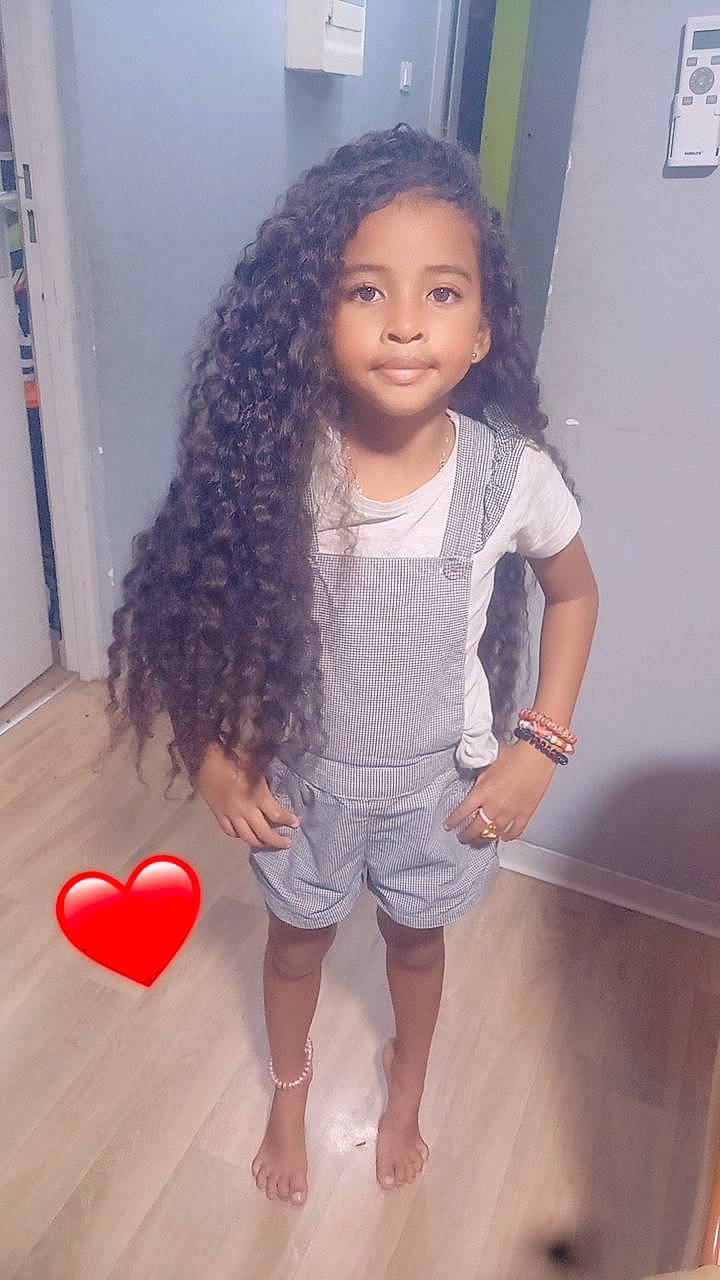 Kaélya a rejoint le concours — aidez-le/la à gagner de superbes lots ! child, clothing, curlyhair, face, female, girl, hair, head, person, shorts, sleeve, symbol