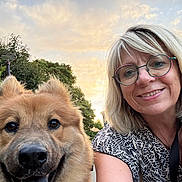 Vicky Pelé participe au concours pour gagner de l'argent avec cette photo : woman, dog, smile, glasses, outdoor, sunset, sky, trees, happy, tongue_out, portrait, nature, canine, pet, blonde_hair, closeup, leash, face, casual_clothing, daylight
