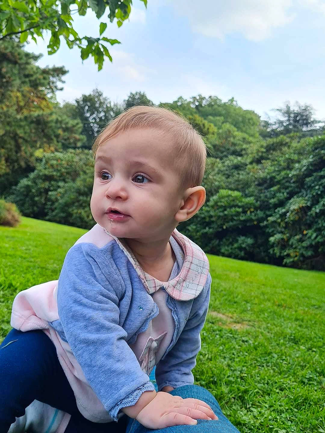 Elodie a rejoint le concours — aidez-le/la à gagner de superbes lots ! baby, baby_toddler_clothing, blue, cloud, electric_blue, eye, fun, grass, grass_family, grassland, happy, lawn, leisure, meadow, people_in_nature, person, plant, sky, t_shirt, toddler