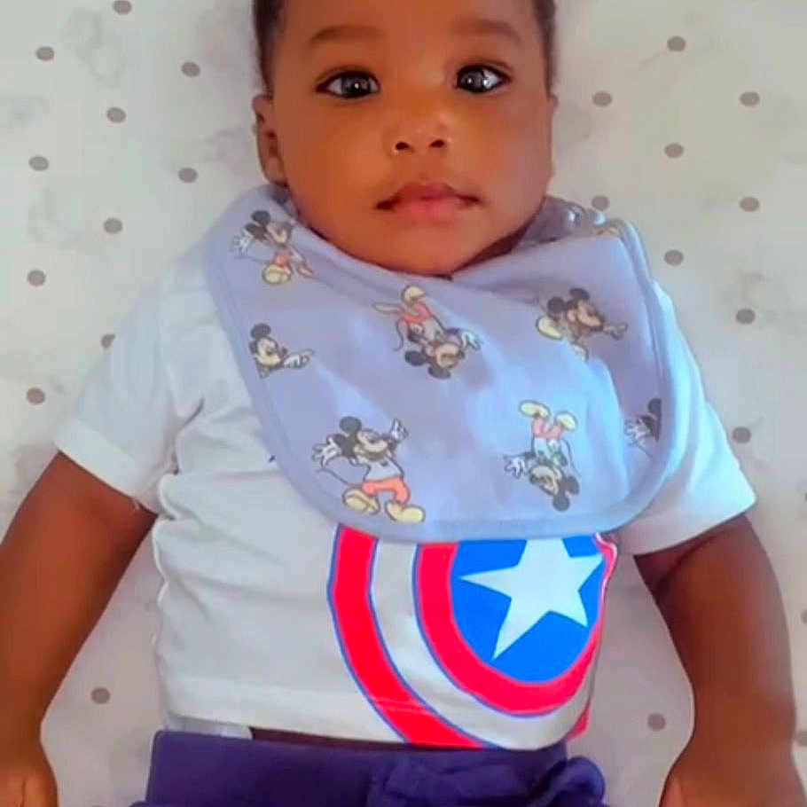 Abner Maria a rejoint le concours — aidez-le/la à gagner de superbes lots ! baby, baby_girl_or_boy, bedspread, bib, captain_america, casual_wear, child, clothing, cute, face, hands, indoor, infant, lying_down, mickey_mouse, polka_dot, portrait, toddler, tshirt, young_child