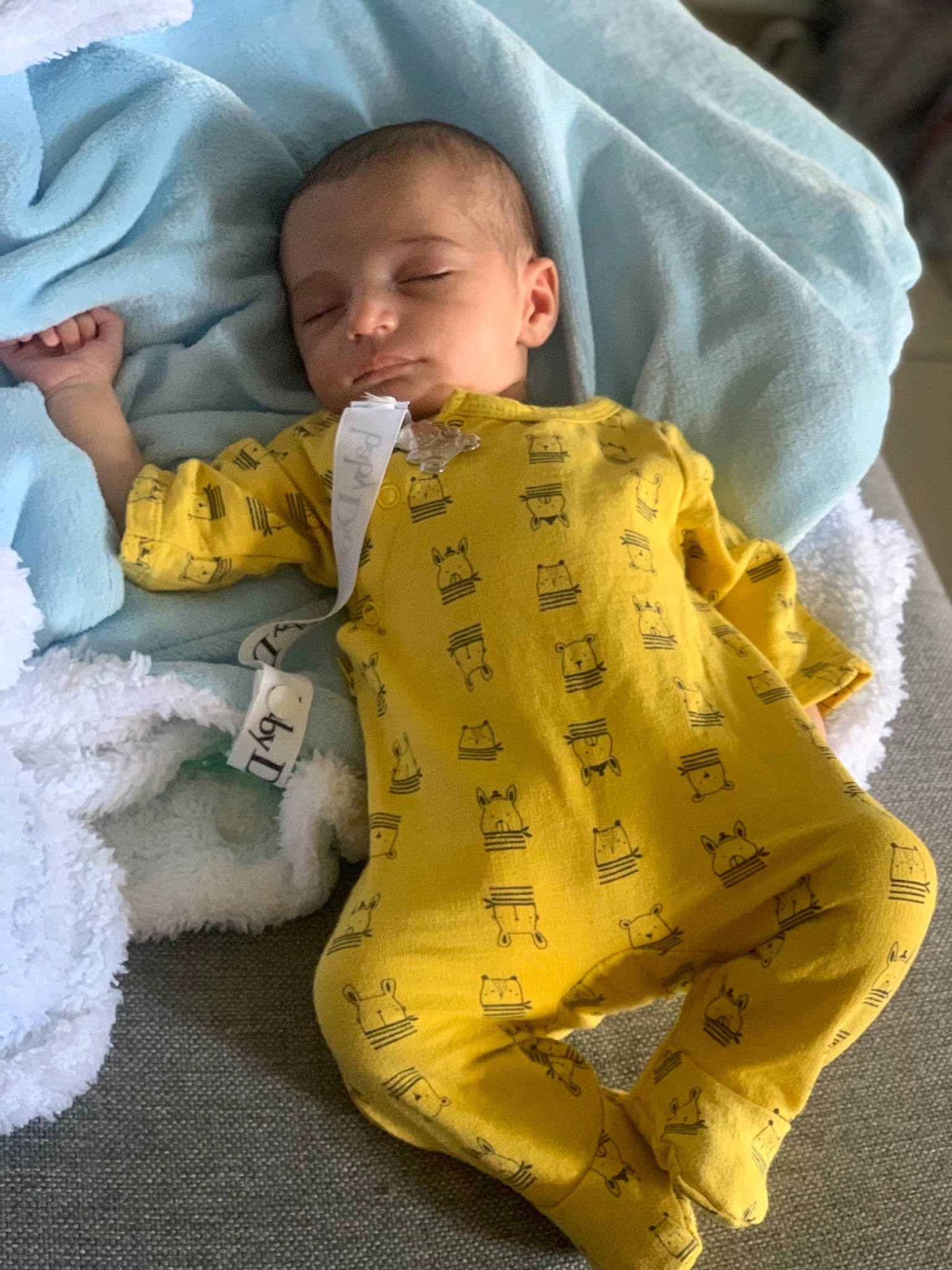 ézéckyel a rejoint le concours — aidez-le/la à gagner de superbes lots ! baby, cheek, child, outerwear, person, sleep, sleeve, toddler, yellow