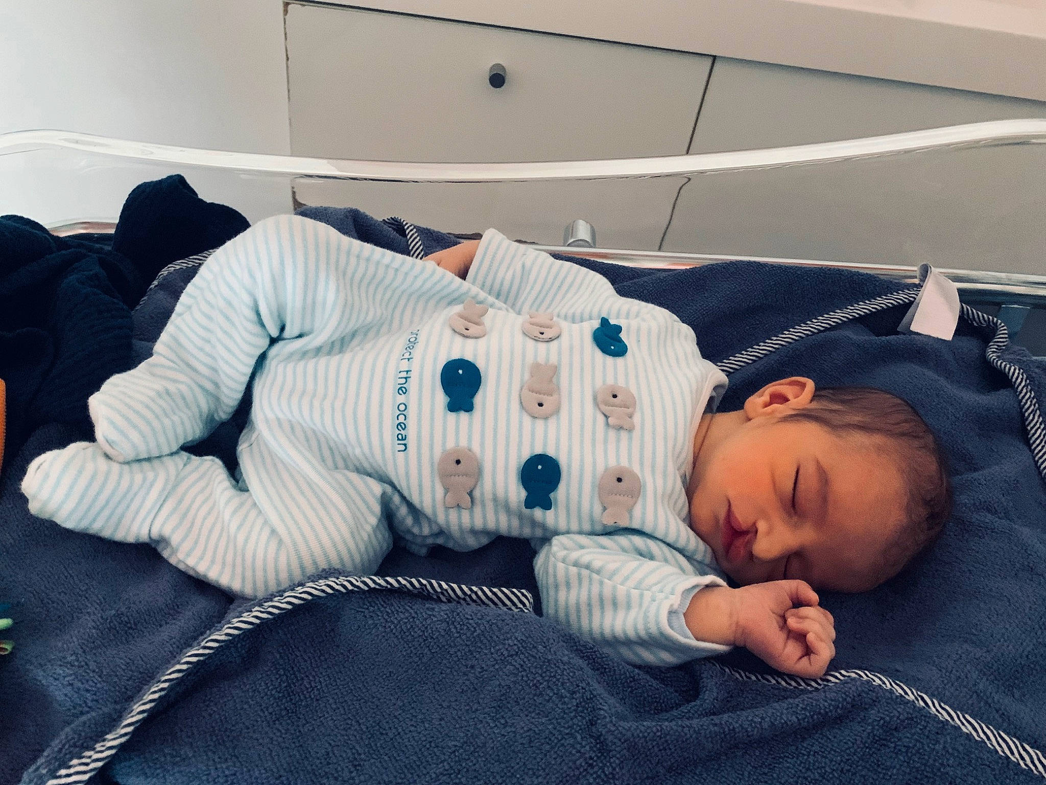 Nathanaël a rejoint le concours — aidez-le/la à gagner de superbes lots ! baby_toddler_clothing, bed, bedding, bedtime, child, comfort, couch, denim, leisure, linens, nap, pattern, person, product, room, sitting, sleep, sleeve, t_shirt, toddler