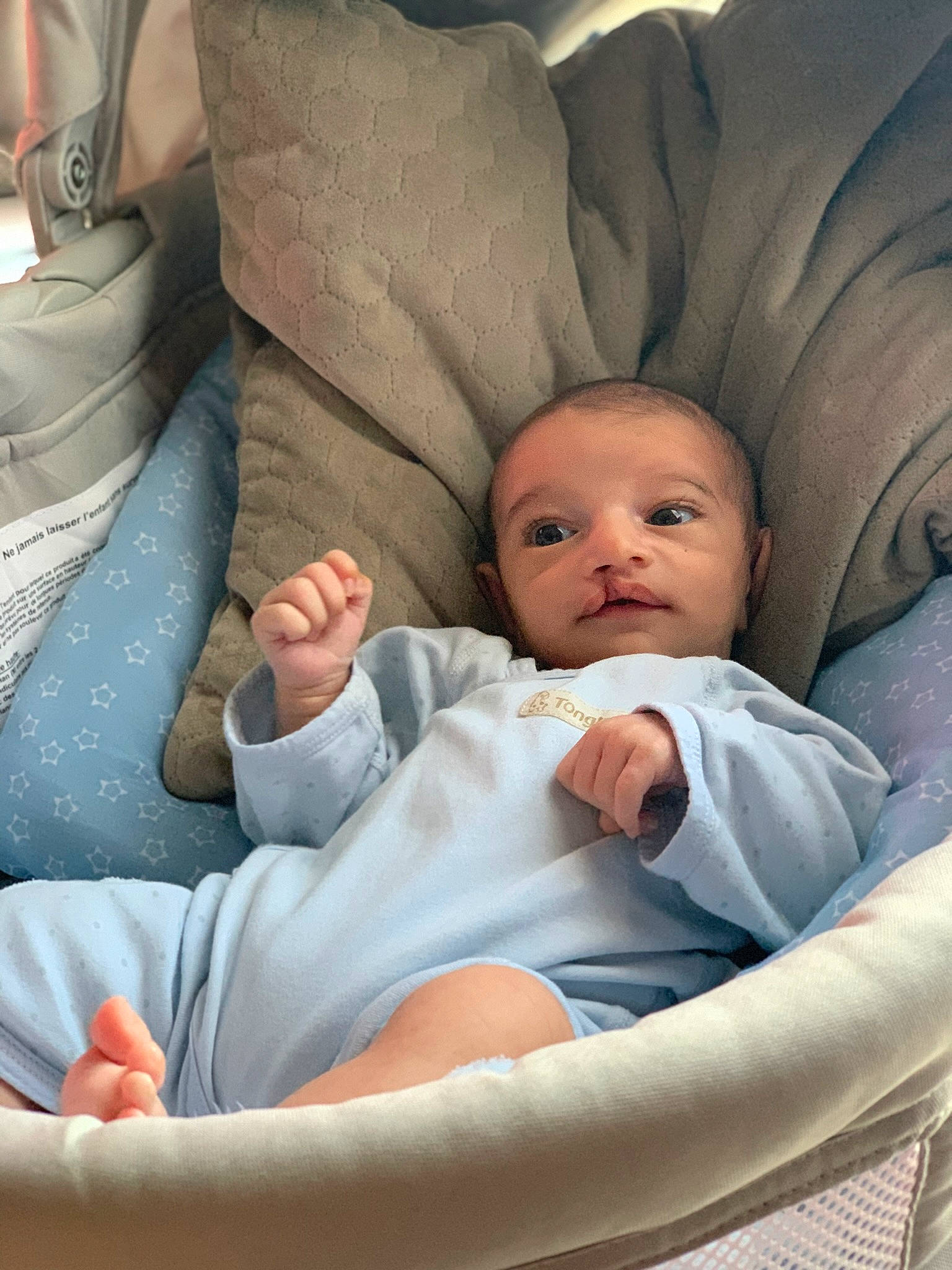 Nathanaël a rejoint le concours — aidez-le/la à gagner de superbes lots ! baby, baby_in_car_seat, baby_products, baby_sleeping, baby_toddler_clothing, car_seat, cheek, child, comfort, finger, lap, linens, mammal, mouth, person, room, sitting, smile, textile, thumb