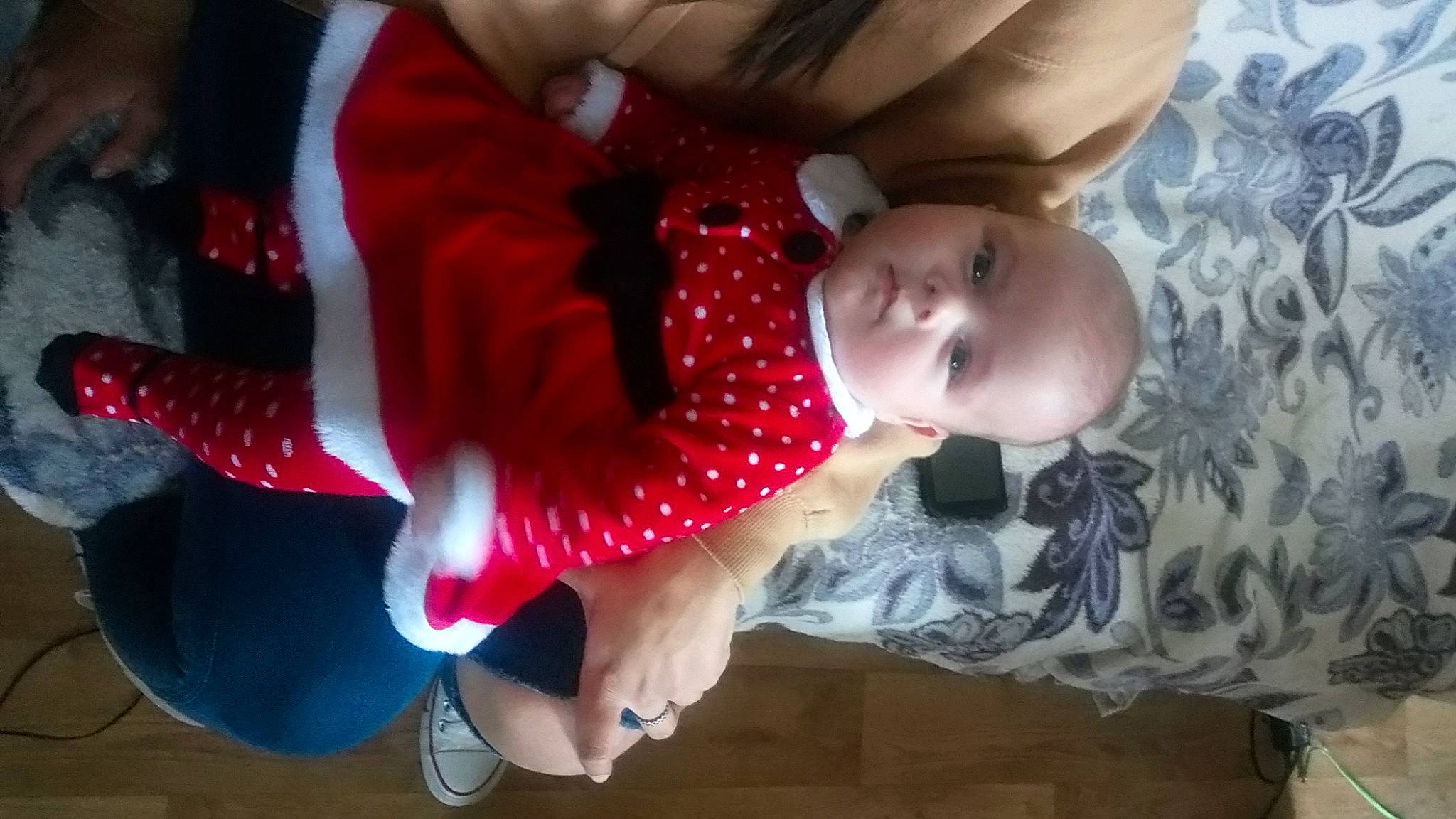 Hayley a rejoint le concours — aidez-le/la à gagner de superbes lots ! baby, baby_products, baby_toddler_clothing, carmine, cheek, child, comfort, elbow, finger, fun, hand, happy, mouth, pattern, person, sitting, skin, sleeve, smile, toddler