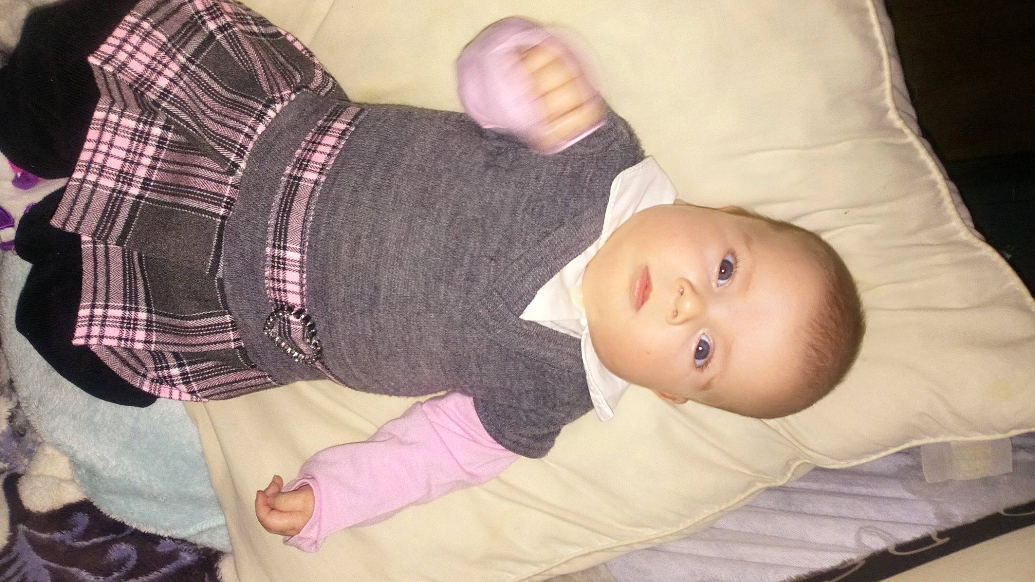 Hayley a rejoint le concours — aidez-le/la à gagner de superbes lots ! baby, baby_products, baby_toddler_clothing, child, comfort, face, finger, foot, head, human_body, linens, nail, pattern, person, plaid, skin, sleeve, sock, tartan, thumb