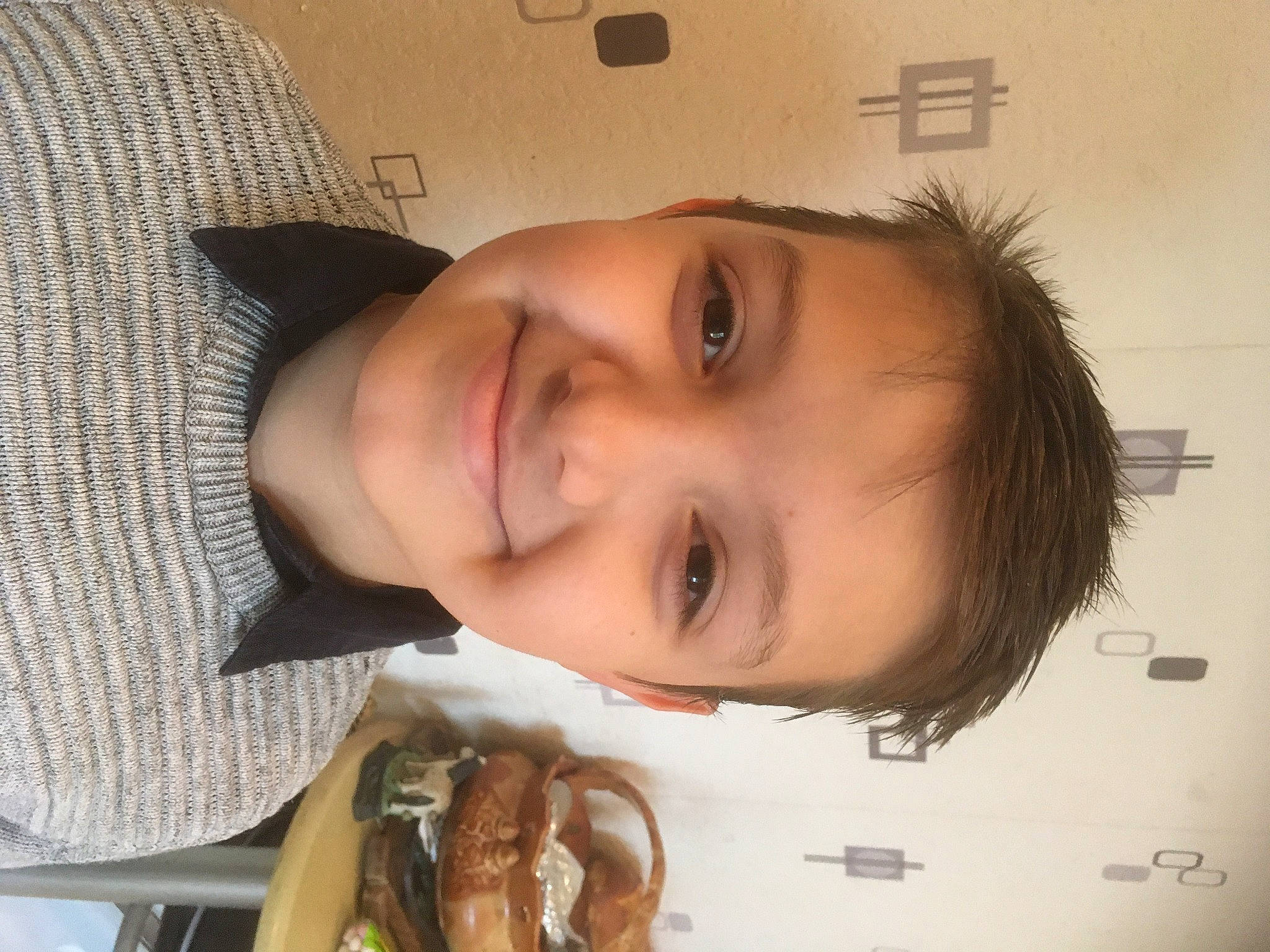 William participe au concours pour gagner de l'argent avec cette photo : arthropod, cheek, cuisine, dish, eyelash, food, fun, happy, hat, ingredient, iris, jaw, joy, lip, marine_invertebrates, mouth, neck, nose, organ, person