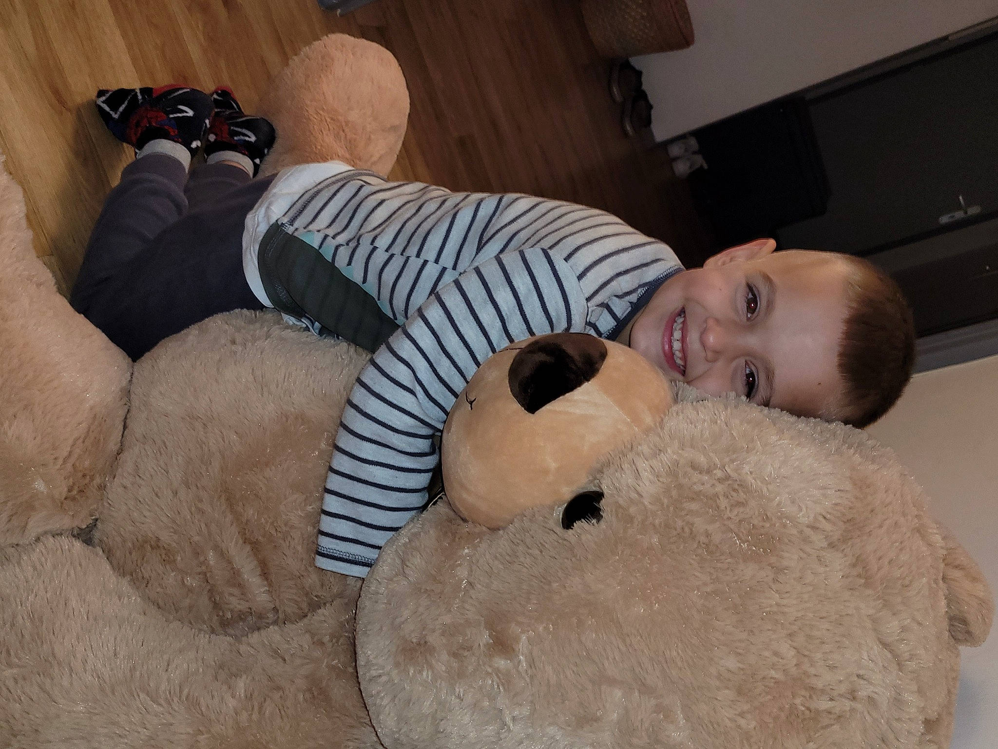 Mayronn a rejoint le concours — aidez-le/la à gagner de superbes lots ! child, comfort, couch, flooring, foot, fur, hardwood, hat, human_leg, joy, knee, linens, person, room, skin, smile, stuffed_toy, teddy_bear, toddler, toy
