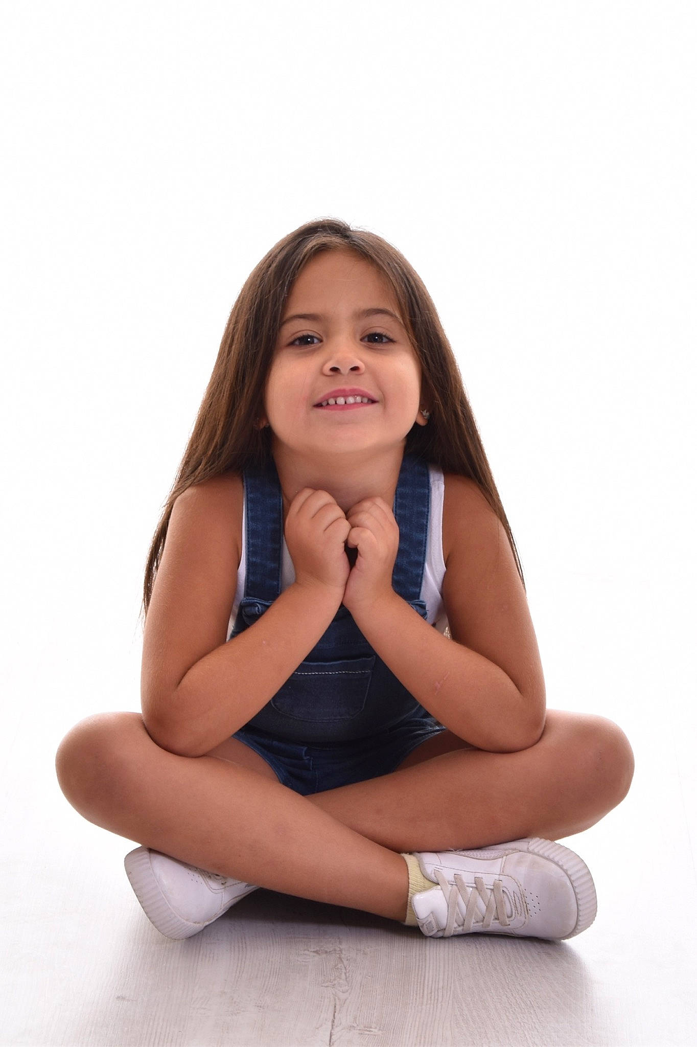 Emma a rejoint le concours — aidez-le/la à gagner de superbes lots ! arm, beauty, chin, gesture, hand, human_leg, joy, leg, long_hair, neck, person, photography, physical_fitness, sitting, stomach