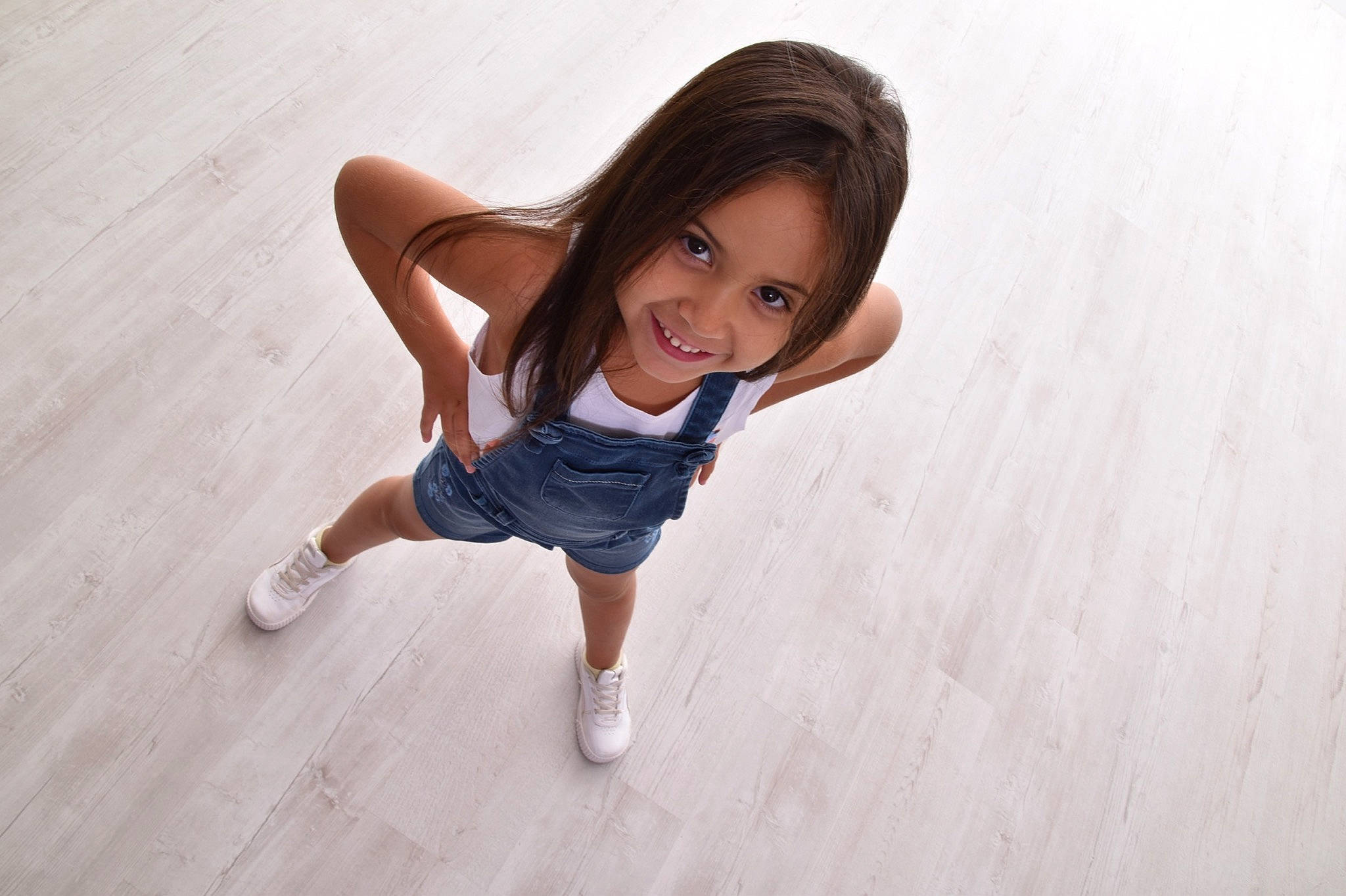 Emma a rejoint le concours — aidez-le/la à gagner de superbes lots ! child, dance, floor, fun, happy, joy, jumping, leg, person, photography