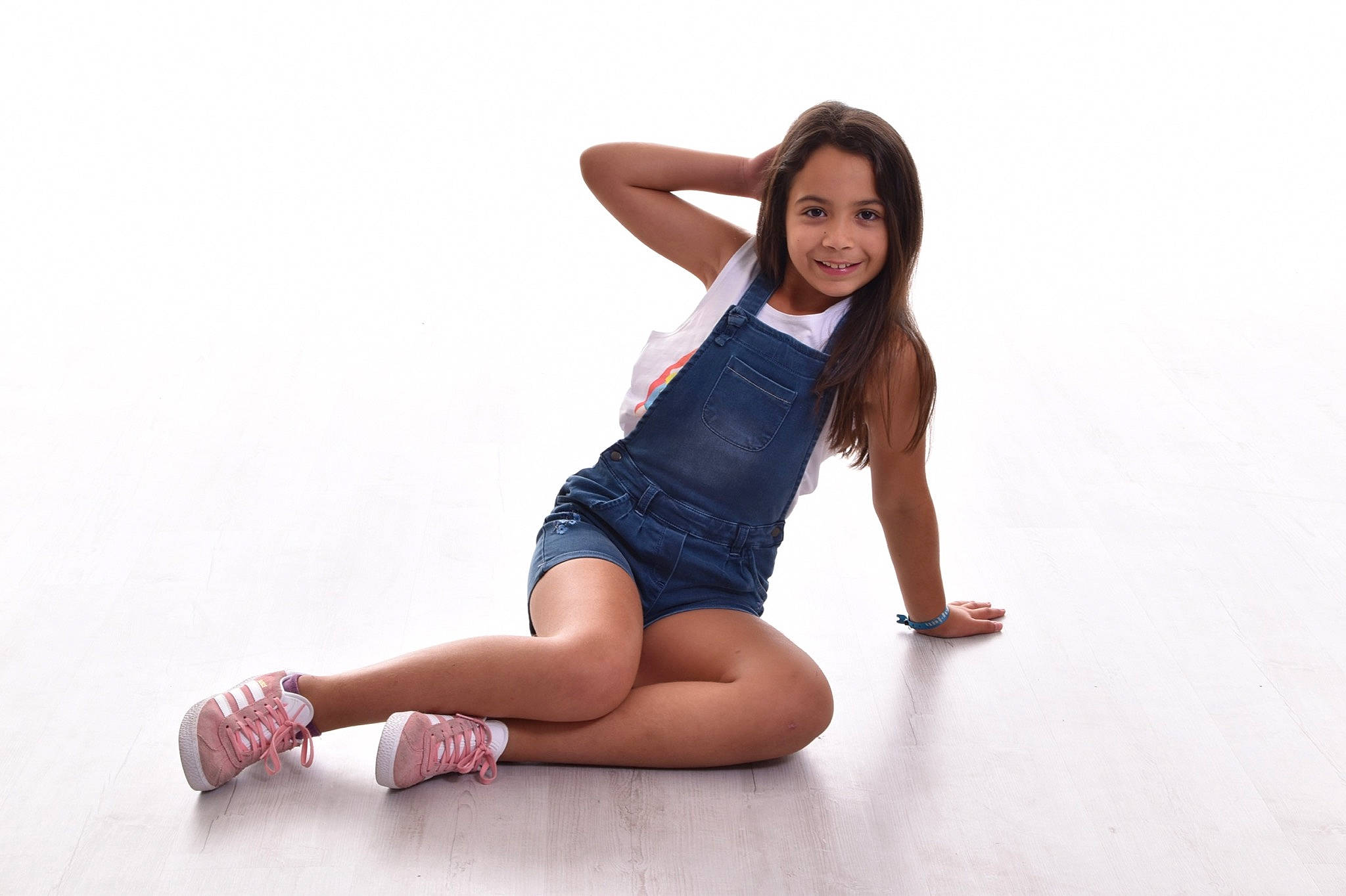 Shanna participe au concours pour gagner de l'argent avec cette photo : abdomen, beauty, blue, brown_hair, fashion, foot, footwear, human_body, human_leg, joy, knee, leg, long_hair, model, muscle, person, photo_shoot, photography, sitting, thigh