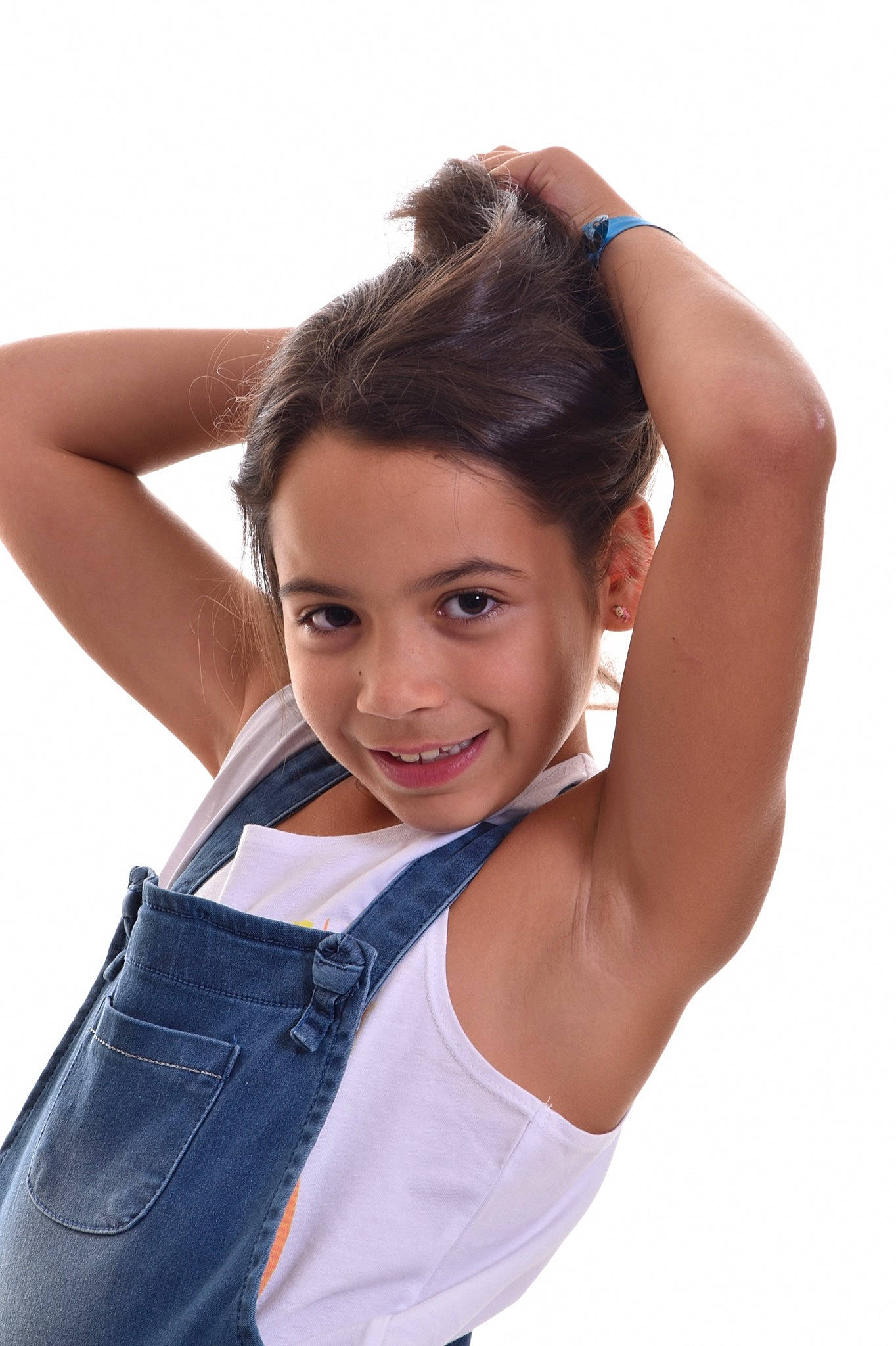 Shanna a rejoint le concours — aidez-le/la à gagner de superbes lots ! abdomen, arm, beauty, black_hair, child_model, elbow, finger, gesture, hand, jeans, joy, long_hair, model, muscle, neck, person, photo_shoot, photography, shoulder, white